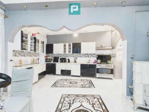 Două case, curte mare, lângă Castelul Corvinilor