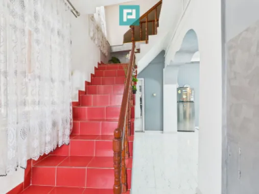 Două case, curte mare, lângă Castelul Corvinilor