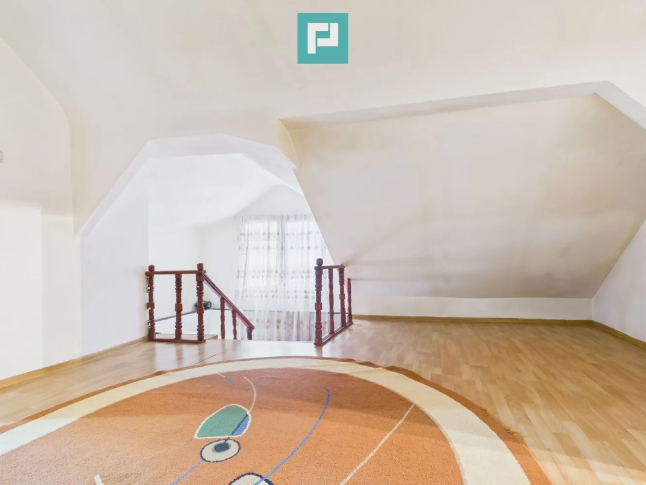 Două case, curte mare, lângă Castelul Corvinilor