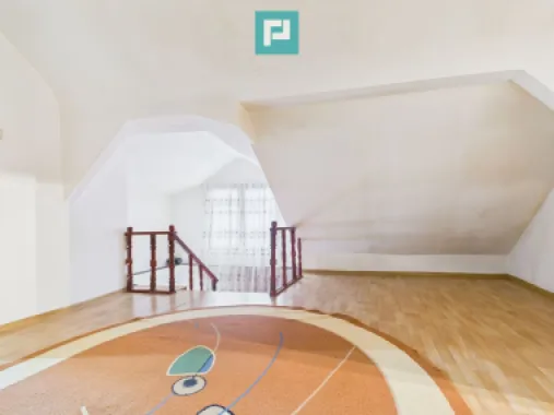 Două case, curte mare, lângă Castelul Corvinilor