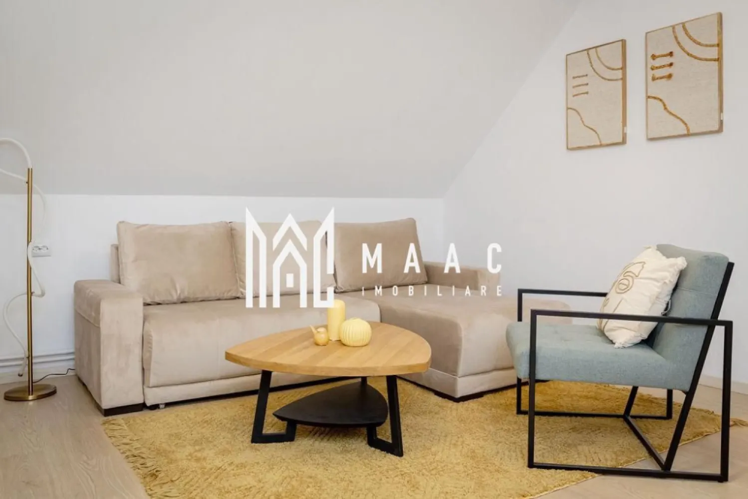 Apartament 3 camera | Gradina | Renovat | Modern | Central - MAAC Imobiliare propune atentiei dumneavoastra un apartament cu 3 camere renovat, complet mobilat si utilat, in zona Centrala (la 3 minute de inima orasului Sibiu - Piata Mare). Locuinta este situata la mansarda unei cladiri de tip casa cu regim de inaltime P+E+M si este alcatuita din living luminos cu bucatarie open-space cu toate facilitatile, doua dormitoare cu pat matrimonial, baie moderna cu geam si cada si hol. Toate electrocasnicele sunt noi. Apartamentul are acces la gradina, cu foisor amenajat si gratar. Contoare separate la apa, gaz si curent, conexiune rapida internet. Finisaje si mobilier de calitate buna, ambient placut. Se percepe o chirie in avans si garantie in cuantumul unei chirii lunare. Se inchiriaza pe o perioada de minim 12 luni. Nu se accepta cu animale de companie. Loc de parcare in curte contra cost 30 euro / luna. Pentru mai multe detalii sau pentru a programa o vizionare, va rugam specificati telefonic ID: CP2545766 }}