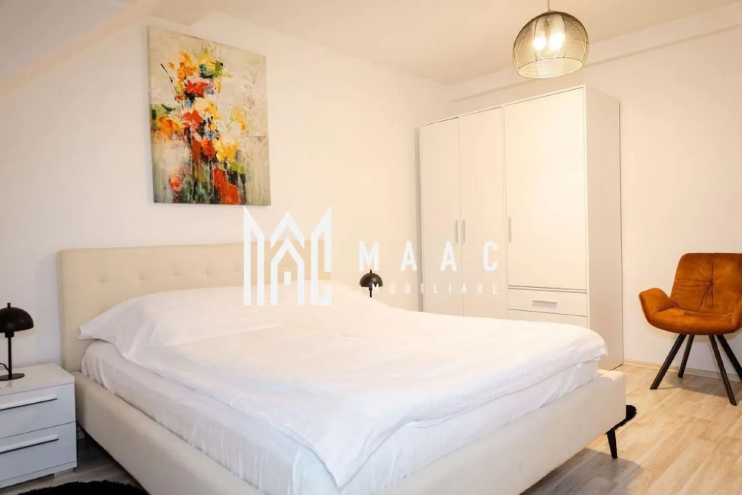 Apartament 3 camera | Gradina | Renovat | Modern | Central - MAAC Imobiliare propune atentiei dumneavoastra un apartament cu 3 camere renovat, complet mobilat si utilat, in zona Centrala (la 3 minute de inima orasului Sibiu - Piata Mare). Locuinta este situata la mansarda unei cladiri de tip casa cu regim de inaltime P+E+M si este alcatuita din living luminos cu bucatarie open-space cu toate facilitatile, doua dormitoare cu pat matrimonial, baie moderna cu geam si cada si hol. Toate electrocasnicele sunt noi. Apartamentul are acces la gradina, cu foisor amenajat si gratar. Contoare separate la apa, gaz si curent, conexiune rapida internet. Finisaje si mobilier de calitate buna, ambient placut. Se percepe o chirie in avans si garantie in cuantumul unei chirii lunare. Se inchiriaza pe o perioada de minim 12 luni. Nu se accepta cu animale de companie. Loc de parcare in curte contra cost 30 euro / luna. Pentru mai multe detalii sau pentru a programa o vizionare, va rugam specificati telefonic ID: CP2545766 }}