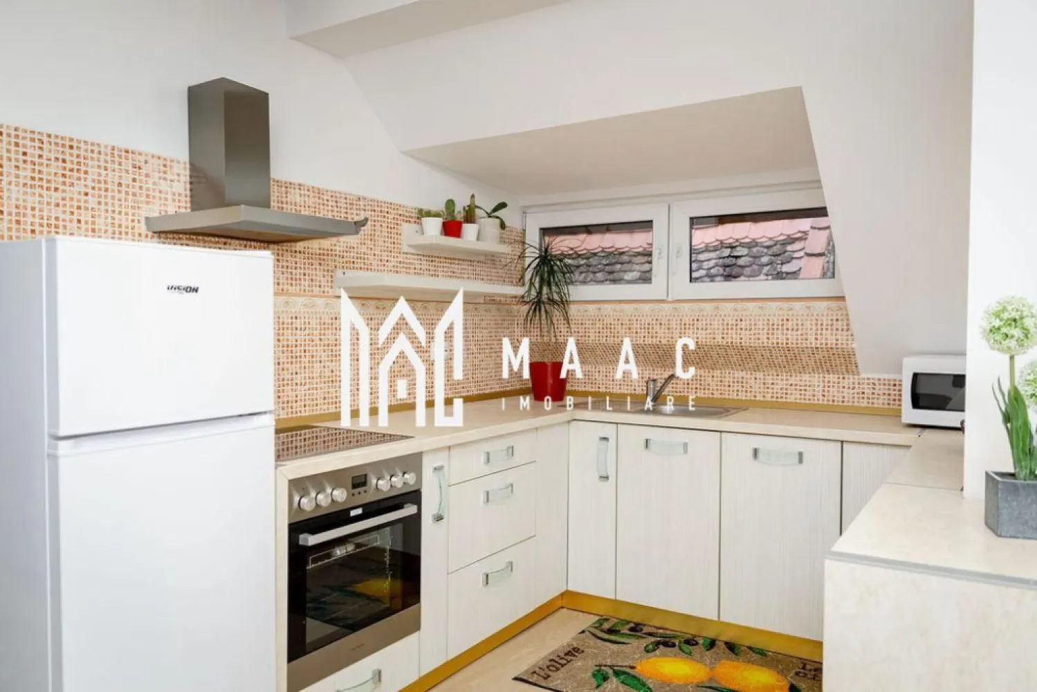 Apartament 3 camera | Gradina | Renovat | Modern | Central - MAAC Imobiliare propune atentiei dumneavoastra un apartament cu 3 camere renovat, complet mobilat si utilat, in zona Centrala (la 3 minute de inima orasului Sibiu - Piata Mare). Locuinta este situata la mansarda unei cladiri de tip casa cu regim de inaltime P+E+M si este alcatuita din living luminos cu bucatarie open-space cu toate facilitatile, doua dormitoare cu pat matrimonial, baie moderna cu geam si cada si hol. Toate electrocasnicele sunt noi. Apartamentul are acces la gradina, cu foisor amenajat si gratar. Contoare separate la apa, gaz si curent, conexiune rapida internet. Finisaje si mobilier de calitate buna, ambient placut. Se percepe o chirie in avans si garantie in cuantumul unei chirii lunare. Se inchiriaza pe o perioada de minim 12 luni. Nu se accepta cu animale de companie. Loc de parcare in curte contra cost 30 euro / luna. Pentru mai multe detalii sau pentru a programa o vizionare, va rugam specificati telefonic ID: CP2545766 }}