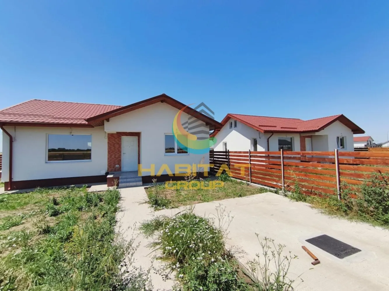 Casa 3 camere | 2 bai | Finisaje de calitate | Comision 0% - Descoperă o casă modernă pe parter, construită cu materiale premium și atenție la fiecare detaliu, ideală pentru familii care își doresc confort, eficiență și un stil de viață liniștit.

Locuința are o suprafață utilă de 86 mp și un pod generos de aproximativ 80 mp, perfect pentru depozitare sau amenajare suplimentară. Compartimentarea este practică și eficientă, oferind spații luminoase și confortabile.

Dotări premium:
- Tâmplărie tripan Salamander pentru izolație termică și fonică excelentă;
- Încălzire în pardoseală Purmo pentru confort uniform în întreaga casă;
- Finisaje moderne și materiale de calitate superioară;
- Teren de 409 mp, ideal pentru grădină, foișor sau zonă de relaxare;

Utilități:
- Curent electric;
- Puț propriu;
- Fosă septică ecologică.

📞 Sună acum la 0773 795 896 pentru mai multe detalii și programarea unei vizionări!