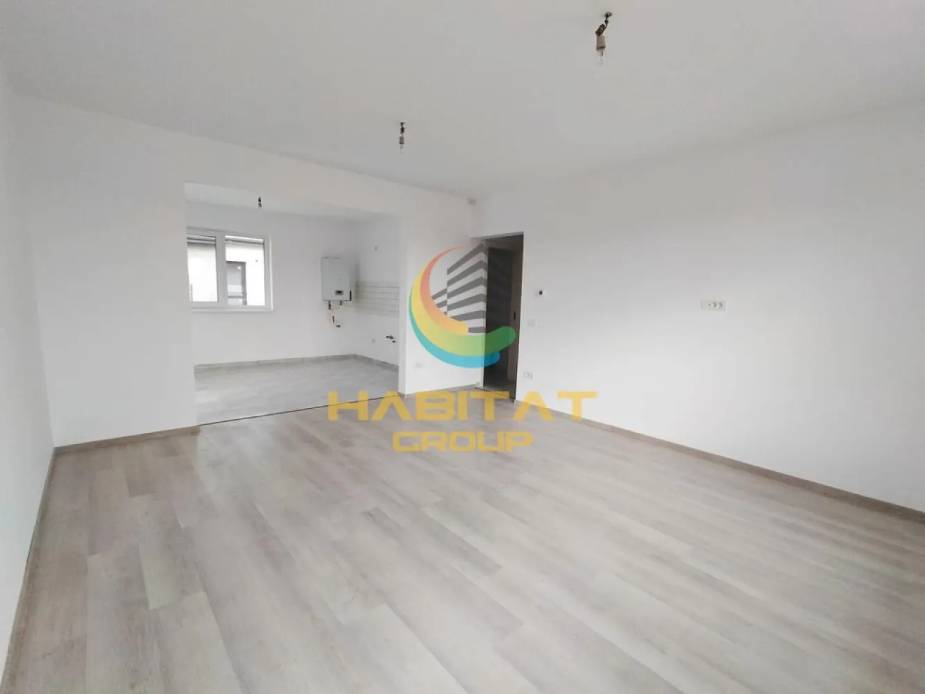 Casa 3 camere | 2 bai | Finisaje de calitate | Comision 0% - Descoperă o casă modernă pe parter, construită cu materiale premium și atenție la fiecare detaliu, ideală pentru familii care își doresc confort, eficiență și un stil de viață liniștit.

Locuința are o suprafață utilă de 86 mp și un pod generos de aproximativ 80 mp, perfect pentru depozitare sau amenajare suplimentară. Compartimentarea este practică și eficientă, oferind spații luminoase și confortabile.

Dotări premium:
- Tâmplărie tripan Salamander pentru izolație termică și fonică excelentă;
- Încălzire în pardoseală Purmo pentru confort uniform în întreaga casă;
- Finisaje moderne și materiale de calitate superioară;
- Teren de 409 mp, ideal pentru grădină, foișor sau zonă de relaxare;

Utilități:
- Curent electric;
- Puț propriu;
- Fosă septică ecologică.

📞 Sună acum la 0773 795 896 pentru mai multe detalii și programarea unei vizionări!