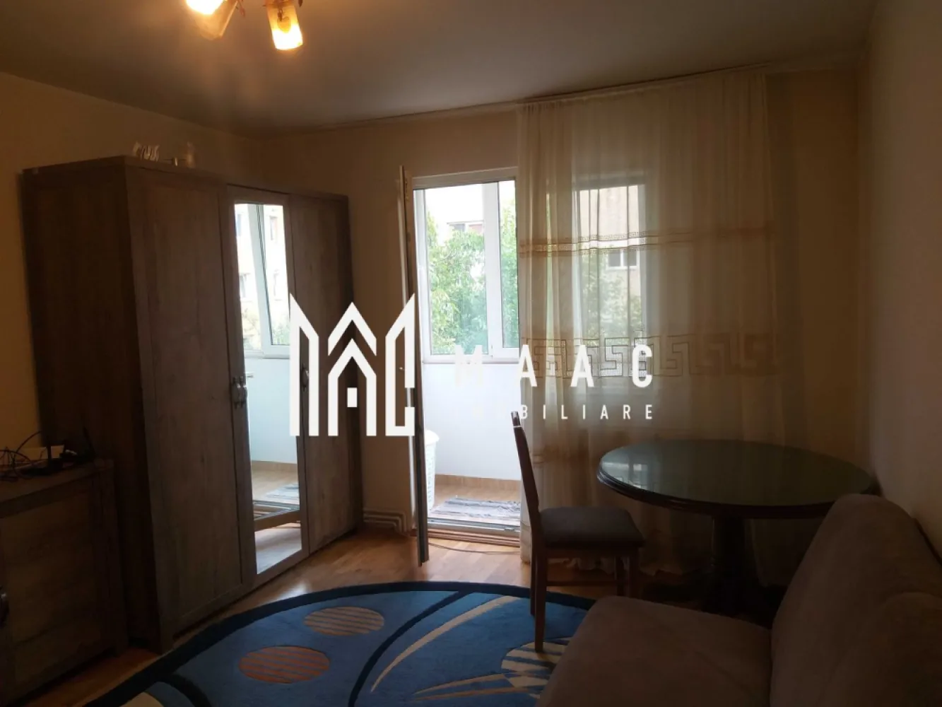 Apartament 2 Camere I Etaj 3 I Rahovei - Apartament cu 2 camere semidecomandate, situat la etajul 3 al unui imobil de pe strada Rahovei, vis-a-vis de Hotel Class. Detalii proprietate: Suprafață optim compartimentată Balcon închis Geam la baie Recent renovat: parchet din lemn masiv, geamuri termopan Dotări: Complet mobilat și utilat Mașină de spălat Frigider Centrală termică proprie Apartamentul este ideal pentru persoane care caută o locuință practică și confortabilă, într-o zonă accesibilă, cu toate facilitățile în apropiere. Pentru mai multe detalii, precizați telefonic că ați văzut anunțul cu ID: CP2593560 }}