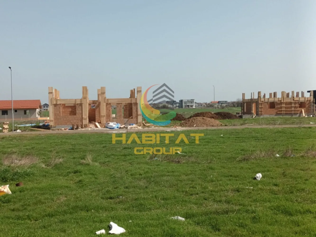 Teren intravilan 409 mp | Rate disponibile | Berceni - Vidra - Habitat Group oferă spre vânzare teren intravilan situat în Vidra, cu suprafață de 409 mp, perfect pentru construcția unei locuințe într-o zonă rezidențială în plină dezvoltare.

Preț: 29.800 euro (TVA inclus) | Comision 0% | Achiziție în rate (avans 30%)

Detalii teren:
- Suprafață: 409 mp 
- Deschidere: 16 m
- Adâncime: 22,58 m

Utilități:
- Curent electric disponibil la lot

Avantaje:
- Stradă amenajată
- Zonă liniștită, ideală pentru familie
- Potrivit pentru investiție imobiliară

📞 Contact: 0773 795 896 – Cornel Blanaru