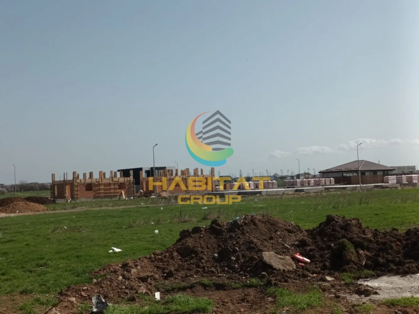 Teren intravilan 409 mp | Rate disponibile | Berceni - Vidra - Habitat Group oferă spre vânzare teren intravilan situat în Vidra, cu suprafață de 409 mp, perfect pentru construcția unei locuințe într-o zonă rezidențială în plină dezvoltare.

Preț: 29.800 euro (TVA inclus) | Comision 0% | Achiziție în rate (avans 30%)

Detalii teren:
- Suprafață: 409 mp 
- Deschidere: 16 m
- Adâncime: 22,58 m

Utilități:
- Curent electric disponibil la lot

Avantaje:
- Stradă amenajată
- Zonă liniștită, ideală pentru familie
- Potrivit pentru investiție imobiliară

📞 Contact: 0773 795 896 – Cornel Blanaru