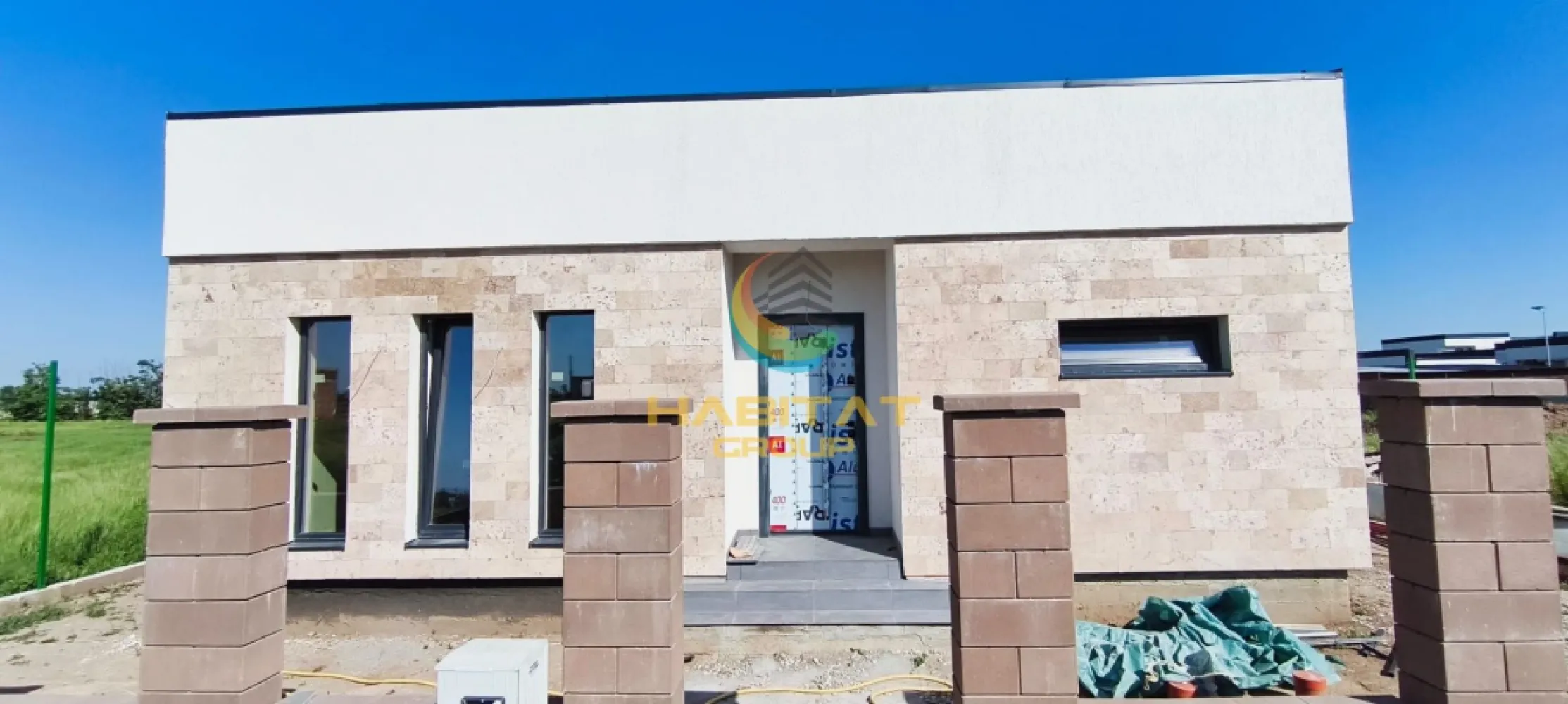 Casa 2 dormitoare + 2 bai | 375 mp teren | Comision 0 | Vidra - Dacă îți dorești o casă modernă aproape de București, această proprietate din Vidra poate fi alegerea ideală. Construită pe un teren de 375 mp, vila oferă spații bine compartimentate, finisaje de calitate și un ambient perfect pentru viața de familie.

Preț: 135.000 EUR TVA inclus | Comision cumpărător: 0%

Proprietatea include:
- 2 dormitoare generoase
- Dormitor matrimonial cu dressing și baie proprie
- Living luminos și primitor
- Încălzire în pardoseală
- Tâmplărie premium pentru eficiență energetică

Localizarea este excelentă, în apropiere de Mega Parc Vidra și stația STV – linia 475, cu acces rapid către București.

Contactează-ne pentru detalii și programarea unei vizionări!