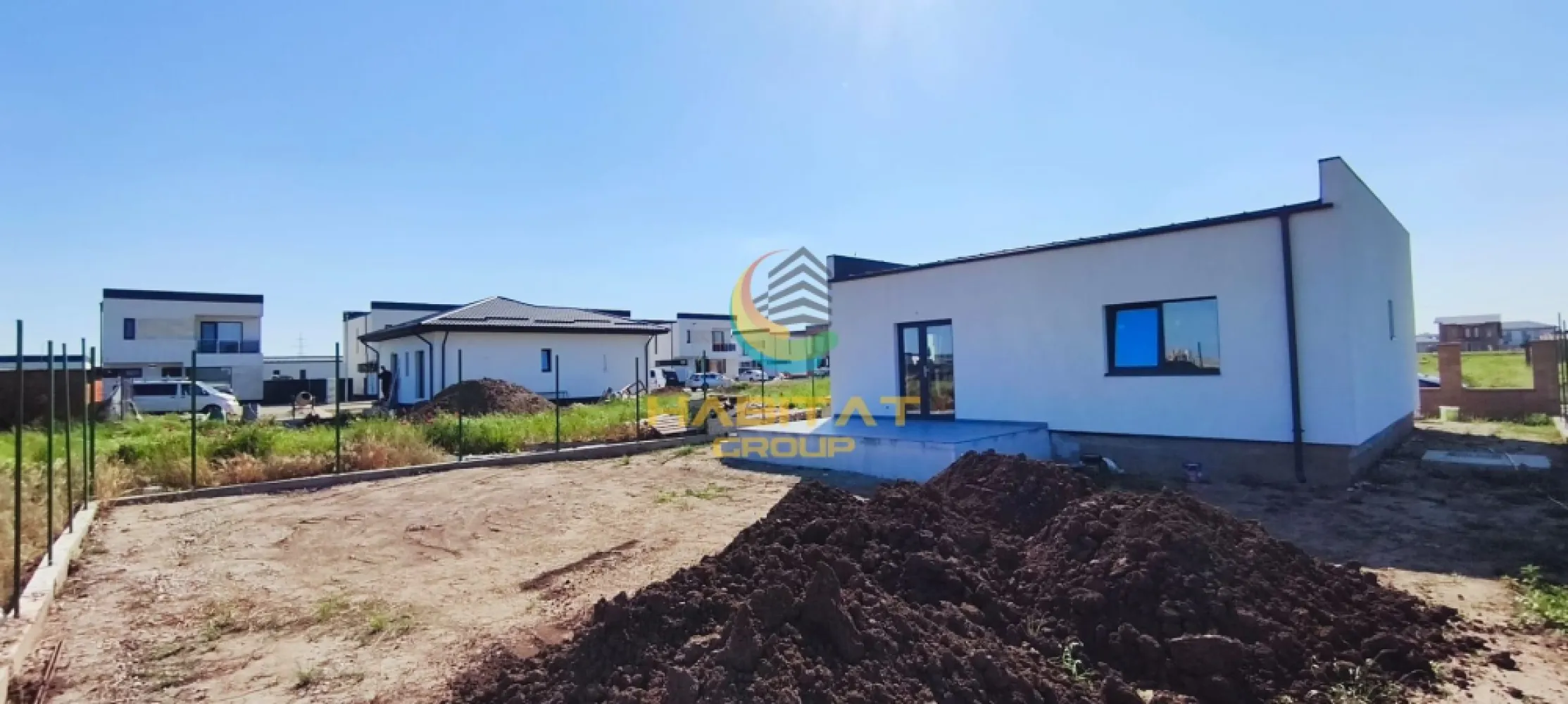 Casa 2 dormitoare + 2 bai | 375 mp teren | Comision 0 | Vidra - Dacă îți dorești o casă modernă aproape de București, această proprietate din Vidra poate fi alegerea ideală. Construită pe un teren de 375 mp, vila oferă spații bine compartimentate, finisaje de calitate și un ambient perfect pentru viața de familie.

Preț: 135.000 EUR TVA inclus | Comision cumpărător: 0%

Proprietatea include:
- 2 dormitoare generoase
- Dormitor matrimonial cu dressing și baie proprie
- Living luminos și primitor
- Încălzire în pardoseală
- Tâmplărie premium pentru eficiență energetică

Localizarea este excelentă, în apropiere de Mega Parc Vidra și stația STV – linia 475, cu acces rapid către București.

Contactează-ne pentru detalii și programarea unei vizionări!