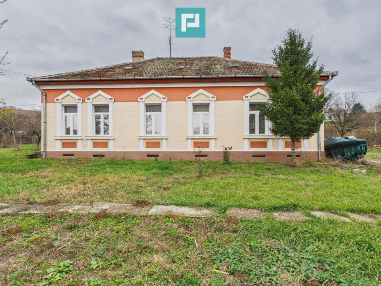 CONAC IMPRESIONANT ÎN GHIOROC - Vă prezentăm spre vânzare o proprietate impresionantă, un conac boieresc, o oportunitate rară! Conac exclusivist în Ghioroc, județul Arad – eleganță nobilă lângă lac Într-un cadru natural deosebit, în Ghioroc, județul Arad, în vecinătatea lacului și la poalele dealului, se află acest conac impunător, amplasat pe un teren generos de 2.703 mp – o proprietate rară, dedicată celor care apreciază luxul discret, spațiul amplu și investițiile de valoare. Descriere proprietate: Construcția impresionează prin arhitectura elegantă și prezența sa nobilă, oferind: 7 încăperi spațioase, luminoase și versatile Pivniță uscată pe întreaga suprafață a casei, ideală pentru cramă, spații tehnice sau depozitare Ambianță aristocratică, potrivită pentru reședință privată de prestigiu Potențial excelent pentru pensiune boutique, cramă selectă, retreat exclusivist sau evenimente private Confort & eficiență Centrală proprie pe lemne, soluție eficientă și economică pentru încălzire Panouri solare, pentru consum redus și sustenabilitate Construcție solidă, gândită pentru durabilitate și valoare în timp Spații ample, ușor de personalizat pentru amenajări luxoase Curte & locație Curte generoasă de aproximativ 2.000 mp, ideală pentru grădină amenajată, zone de relaxare, foișor, piscină sau evenimente private Amplasată la poalele dealului Acces prin două porți, oferind intimitate și funcționalitate Priveliști încântătoare, aer curat și liniște deplină Vecinătatea lacului Ghioroc adaugă un plus de prestigiu și atractivitate turistică Mai mult decât o proprietate – un statut Acest conac nu este doar o casă, ci o declarație de stil, rafinament și viziune. O investiție sigură, un refugiu aristocratic sau o afacere exclusivistă — alegerea vă aparține. Proprietăți de acest calibru apar rar pe piață. Contactați-ne pentru detalii și o prezentare privată. De ce este special acest conac? Pentru că nu este doar o casă – este o bucată de istorie, un simbol al eleganței boierești, un loc unde tradiția întâlnește confortul modern și unde fiecare colț poate fi transformat într-o experiență memorabilă! Pentru mai multe detalii și stabilirea unei vizionari asistate, vă stam la dispoziție la: Telefon: 0767103967 Email: adina.bacis@propertylab.ro Adina Baciș consultant imobiliar Propertylab Telefon: 0760672985 Email: jeanina.campan@propertylab.ro Jeanina Câmpan consultant imobiliar Propertylab CONAC IMPRESIONANT ÎN GHIOROC CP2816410 }}