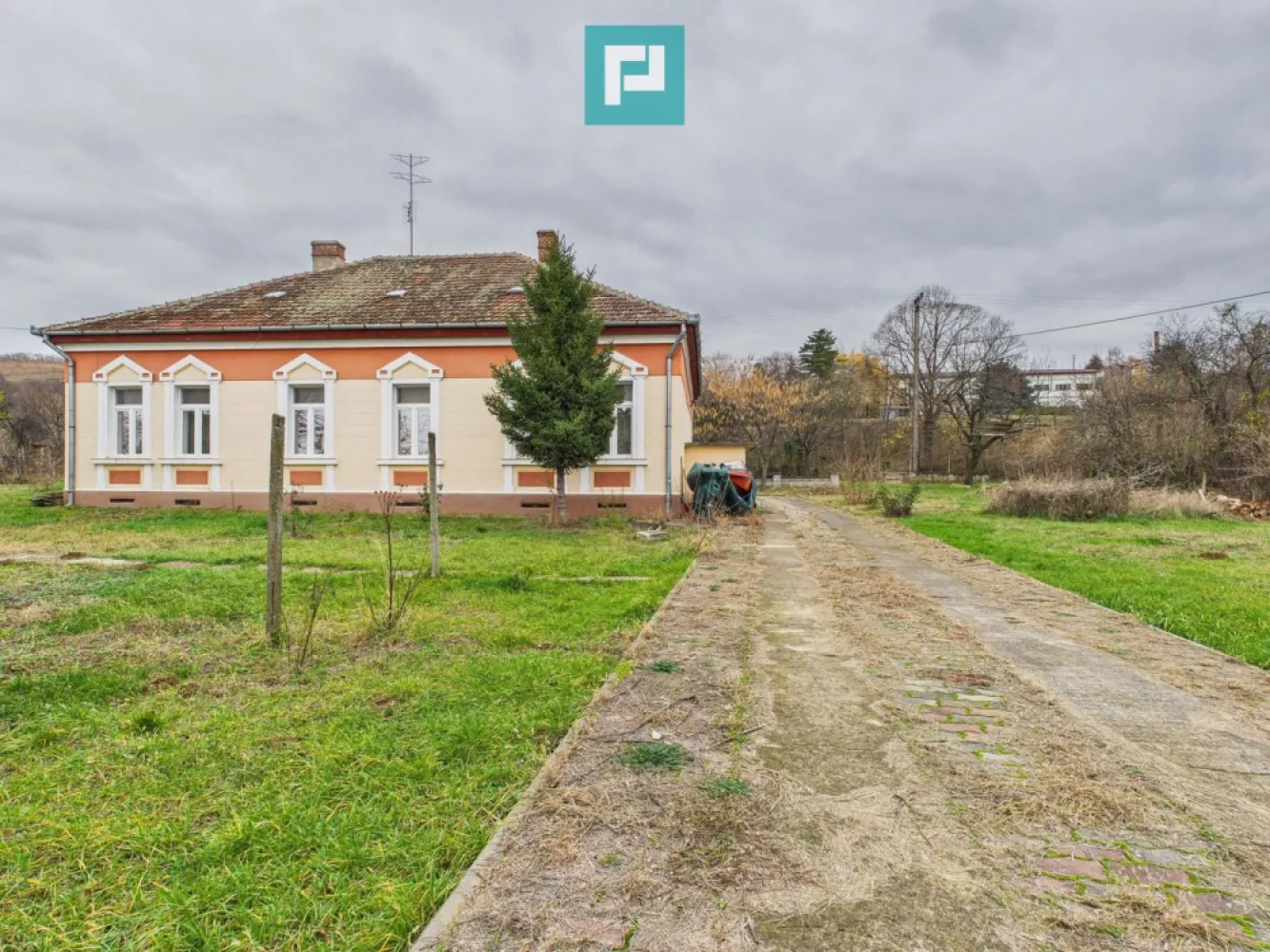 CONAC IMPRESIONANT ÎN GHIOROC - Vă prezentăm spre vânzare o proprietate impresionantă, un conac boieresc, o oportunitate rară! Conac exclusivist în Ghioroc, județul Arad – eleganță nobilă lângă lac Într-un cadru natural deosebit, în Ghioroc, județul Arad, în vecinătatea lacului și la poalele dealului, se află acest conac impunător, amplasat pe un teren generos de 2.703 mp – o proprietate rară, dedicată celor care apreciază luxul discret, spațiul amplu și investițiile de valoare. Descriere proprietate: Construcția impresionează prin arhitectura elegantă și prezența sa nobilă, oferind: 7 încăperi spațioase, luminoase și versatile Pivniță uscată pe întreaga suprafață a casei, ideală pentru cramă, spații tehnice sau depozitare Ambianță aristocratică, potrivită pentru reședință privată de prestigiu Potențial excelent pentru pensiune boutique, cramă selectă, retreat exclusivist sau evenimente private Confort & eficiență Centrală proprie pe lemne, soluție eficientă și economică pentru încălzire Panouri solare, pentru consum redus și sustenabilitate Construcție solidă, gândită pentru durabilitate și valoare în timp Spații ample, ușor de personalizat pentru amenajări luxoase Curte & locație Curte generoasă de aproximativ 2.000 mp, ideală pentru grădină amenajată, zone de relaxare, foișor, piscină sau evenimente private Amplasată la poalele dealului Acces prin două porți, oferind intimitate și funcționalitate Priveliști încântătoare, aer curat și liniște deplină Vecinătatea lacului Ghioroc adaugă un plus de prestigiu și atractivitate turistică Mai mult decât o proprietate – un statut Acest conac nu este doar o casă, ci o declarație de stil, rafinament și viziune. O investiție sigură, un refugiu aristocratic sau o afacere exclusivistă — alegerea vă aparține. Proprietăți de acest calibru apar rar pe piață. Contactați-ne pentru detalii și o prezentare privată. De ce este special acest conac? Pentru că nu este doar o casă – este o bucată de istorie, un simbol al eleganței boierești, un loc unde tradiția întâlnește confortul modern și unde fiecare colț poate fi transformat într-o experiență memorabilă! Pentru mai multe detalii și stabilirea unei vizionari asistate, vă stam la dispoziție la: Telefon: 0767103967 Email: adina.bacis@propertylab.ro Adina Baciș consultant imobiliar Propertylab Telefon: 0760672985 Email: jeanina.campan@propertylab.ro Jeanina Câmpan consultant imobiliar Propertylab CONAC IMPRESIONANT ÎN GHIOROC CP2816410 }}