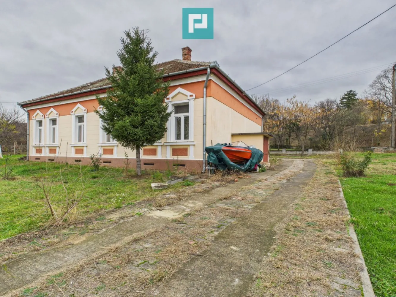 CONAC IMPRESIONANT ÎN GHIOROC - Vă prezentăm spre vânzare o proprietate impresionantă, un conac boieresc, o oportunitate rară! Conac exclusivist în Ghioroc, județul Arad – eleganță nobilă lângă lac Într-un cadru natural deosebit, în Ghioroc, județul Arad, în vecinătatea lacului și la poalele dealului, se află acest conac impunător, amplasat pe un teren generos de 2.703 mp – o proprietate rară, dedicată celor care apreciază luxul discret, spațiul amplu și investițiile de valoare. Descriere proprietate: Construcția impresionează prin arhitectura elegantă și prezența sa nobilă, oferind: 7 încăperi spațioase, luminoase și versatile Pivniță uscată pe întreaga suprafață a casei, ideală pentru cramă, spații tehnice sau depozitare Ambianță aristocratică, potrivită pentru reședință privată de prestigiu Potențial excelent pentru pensiune boutique, cramă selectă, retreat exclusivist sau evenimente private Confort & eficiență Centrală proprie pe lemne, soluție eficientă și economică pentru încălzire Panouri solare, pentru consum redus și sustenabilitate Construcție solidă, gândită pentru durabilitate și valoare în timp Spații ample, ușor de personalizat pentru amenajări luxoase Curte & locație Curte generoasă de aproximativ 2.000 mp, ideală pentru grădină amenajată, zone de relaxare, foișor, piscină sau evenimente private Amplasată la poalele dealului Acces prin două porți, oferind intimitate și funcționalitate Priveliști încântătoare, aer curat și liniște deplină Vecinătatea lacului Ghioroc adaugă un plus de prestigiu și atractivitate turistică Mai mult decât o proprietate – un statut Acest conac nu este doar o casă, ci o declarație de stil, rafinament și viziune. O investiție sigură, un refugiu aristocratic sau o afacere exclusivistă — alegerea vă aparține. Proprietăți de acest calibru apar rar pe piață. Contactați-ne pentru detalii și o prezentare privată. De ce este special acest conac? Pentru că nu este doar o casă – este o bucată de istorie, un simbol al eleganței boierești, un loc unde tradiția întâlnește confortul modern și unde fiecare colț poate fi transformat într-o experiență memorabilă! Pentru mai multe detalii și stabilirea unei vizionari asistate, vă stam la dispoziție la: Telefon: 0767103967 Email: adina.bacis@propertylab.ro Adina Baciș consultant imobiliar Propertylab Telefon: 0760672985 Email: jeanina.campan@propertylab.ro Jeanina Câmpan consultant imobiliar Propertylab CONAC IMPRESIONANT ÎN GHIOROC CP2816410 }}