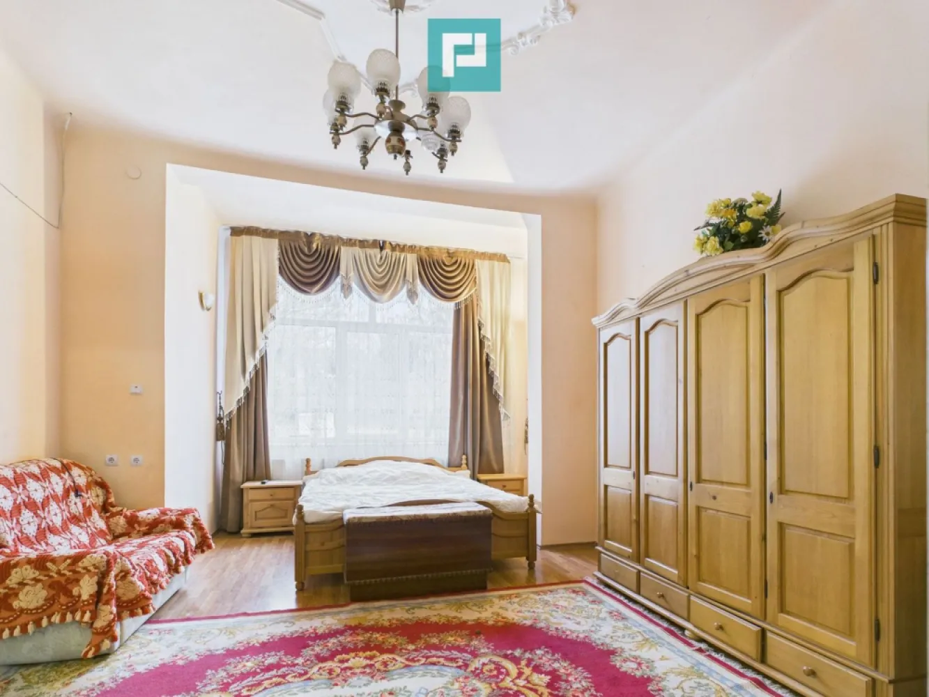 CONAC IMPRESIONANT ÎN GHIOROC - Vă prezentăm spre vânzare o proprietate impresionantă, un conac boieresc, o oportunitate rară! Conac exclusivist în Ghioroc, județul Arad – eleganță nobilă lângă lac Într-un cadru natural deosebit, în Ghioroc, județul Arad, în vecinătatea lacului și la poalele dealului, se află acest conac impunător, amplasat pe un teren generos de 2.703 mp – o proprietate rară, dedicată celor care apreciază luxul discret, spațiul amplu și investițiile de valoare. Descriere proprietate: Construcția impresionează prin arhitectura elegantă și prezența sa nobilă, oferind: 7 încăperi spațioase, luminoase și versatile Pivniță uscată pe întreaga suprafață a casei, ideală pentru cramă, spații tehnice sau depozitare Ambianță aristocratică, potrivită pentru reședință privată de prestigiu Potențial excelent pentru pensiune boutique, cramă selectă, retreat exclusivist sau evenimente private Confort & eficiență Centrală proprie pe lemne, soluție eficientă și economică pentru încălzire Panouri solare, pentru consum redus și sustenabilitate Construcție solidă, gândită pentru durabilitate și valoare în timp Spații ample, ușor de personalizat pentru amenajări luxoase Curte & locație Curte generoasă de aproximativ 2.000 mp, ideală pentru grădină amenajată, zone de relaxare, foișor, piscină sau evenimente private Amplasată la poalele dealului Acces prin două porți, oferind intimitate și funcționalitate Priveliști încântătoare, aer curat și liniște deplină Vecinătatea lacului Ghioroc adaugă un plus de prestigiu și atractivitate turistică Mai mult decât o proprietate – un statut Acest conac nu este doar o casă, ci o declarație de stil, rafinament și viziune. O investiție sigură, un refugiu aristocratic sau o afacere exclusivistă — alegerea vă aparține. Proprietăți de acest calibru apar rar pe piață. Contactați-ne pentru detalii și o prezentare privată. De ce este special acest conac? Pentru că nu este doar o casă – este o bucată de istorie, un simbol al eleganței boierești, un loc unde tradiția întâlnește confortul modern și unde fiecare colț poate fi transformat într-o experiență memorabilă! Pentru mai multe detalii și stabilirea unei vizionari asistate, vă stam la dispoziție la: Telefon: 0767103967 Email: adina.bacis@propertylab.ro Adina Baciș consultant imobiliar Propertylab Telefon: 0760672985 Email: jeanina.campan@propertylab.ro Jeanina Câmpan consultant imobiliar Propertylab CONAC IMPRESIONANT ÎN GHIOROC CP2816410 }}