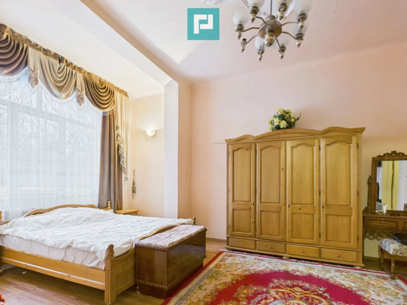 CONAC IMPRESIONANT ÎN GHIOROC - Vă prezentăm spre vânzare o proprietate impresionantă, un conac boieresc, o oportunitate rară! Conac exclusivist în Ghioroc, județul Arad – eleganță nobilă lângă lac Într-un cadru natural deosebit, în Ghioroc, județul Arad, în vecinătatea lacului și la poalele dealului, se află acest conac impunător, amplasat pe un teren generos de 2.703 mp – o proprietate rară, dedicată celor care apreciază luxul discret, spațiul amplu și investițiile de valoare. Descriere proprietate: Construcția impresionează prin arhitectura elegantă și prezența sa nobilă, oferind: 7 încăperi spațioase, luminoase și versatile Pivniță uscată pe întreaga suprafață a casei, ideală pentru cramă, spații tehnice sau depozitare Ambianță aristocratică, potrivită pentru reședință privată de prestigiu Potențial excelent pentru pensiune boutique, cramă selectă, retreat exclusivist sau evenimente private Confort & eficiență Centrală proprie pe lemne, soluție eficientă și economică pentru încălzire Panouri solare, pentru consum redus și sustenabilitate Construcție solidă, gândită pentru durabilitate și valoare în timp Spații ample, ușor de personalizat pentru amenajări luxoase Curte & locație Curte generoasă de aproximativ 2.000 mp, ideală pentru grădină amenajată, zone de relaxare, foișor, piscină sau evenimente private Amplasată la poalele dealului Acces prin două porți, oferind intimitate și funcționalitate Priveliști încântătoare, aer curat și liniște deplină Vecinătatea lacului Ghioroc adaugă un plus de prestigiu și atractivitate turistică Mai mult decât o proprietate – un statut Acest conac nu este doar o casă, ci o declarație de stil, rafinament și viziune. O investiție sigură, un refugiu aristocratic sau o afacere exclusivistă — alegerea vă aparține. Proprietăți de acest calibru apar rar pe piață. Contactați-ne pentru detalii și o prezentare privată. De ce este special acest conac? Pentru că nu este doar o casă – este o bucată de istorie, un simbol al eleganței boierești, un loc unde tradiția întâlnește confortul modern și unde fiecare colț poate fi transformat într-o experiență memorabilă! Pentru mai multe detalii și stabilirea unei vizionari asistate, vă stam la dispoziție la: Telefon: 0767103967 Email: adina.bacis@propertylab.ro Adina Baciș consultant imobiliar Propertylab Telefon: 0760672985 Email: jeanina.campan@propertylab.ro Jeanina Câmpan consultant imobiliar Propertylab CONAC IMPRESIONANT ÎN GHIOROC CP2816410 }}