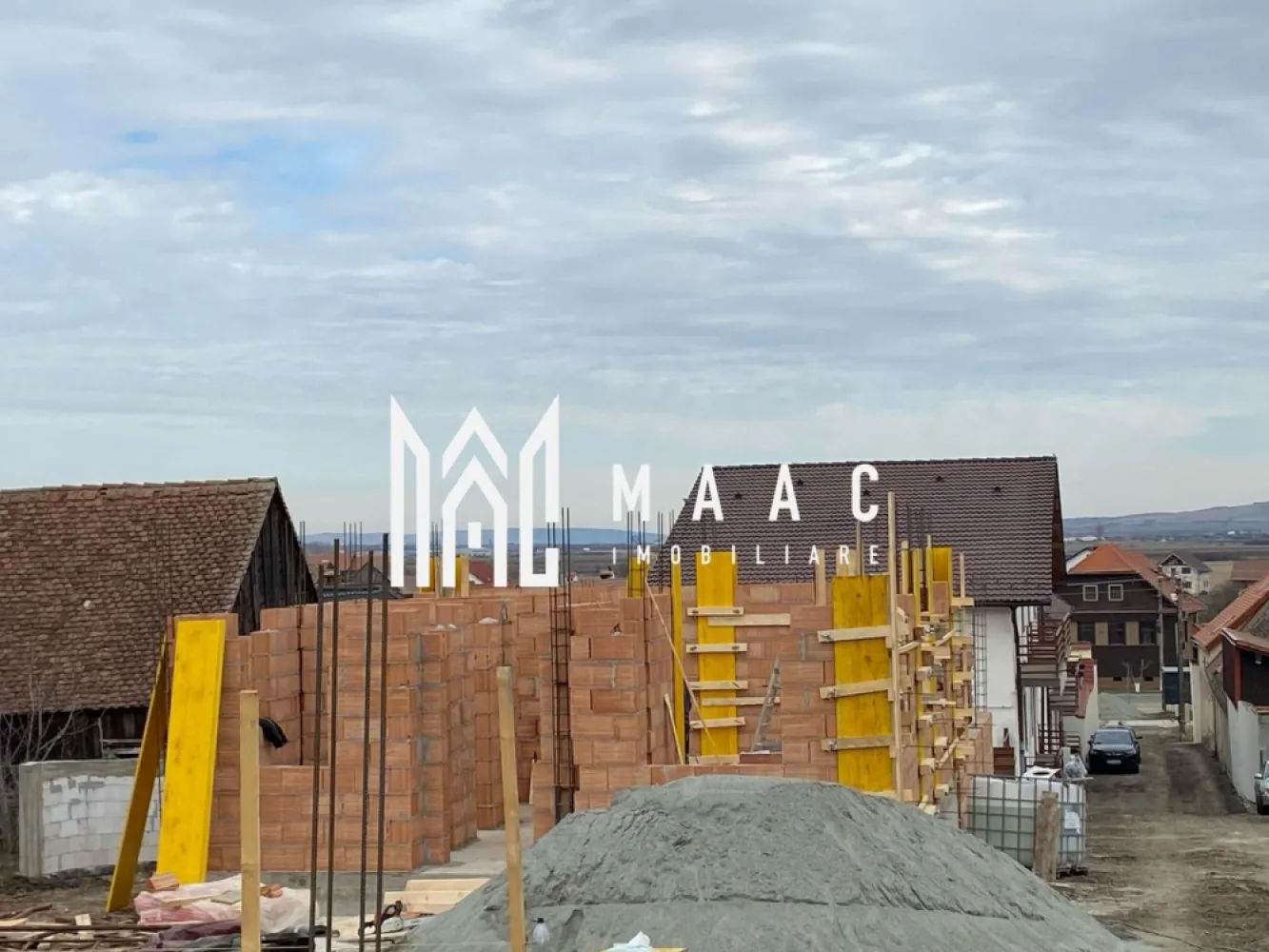 Casă Tip Duplex | 4 Camere | 2 Balcoane | Terasă | Șura Mică - Maac Imobiliare prezintă spre vânzare o vilă tip duplex, situată într-o zonă liniștită din Șura Mică, cu acces facil către Sibiu și în imediata apropiere a punctelor de interes.

Caracteristici generale:

Regim de înălțime: P+E+Pod
Suprafață utilă: 120 mp
Suprafață construită: 150 mp
Amprentă la sol: 70 mp
Suprafață teren: 120 mp
Suprafață curte liberă: 120 mp
An construcție: 2024
Stadiu: Finalizată, predare la alb
 Compartimentare:
 Parter: Living spațios, bucătărie închisă, baie, terasă generoasă
 Etaj: 3 dormitoare, baie, 2 balcoane
 Pod: Disponibil pe toată suprafața casei

 Dotări și beneficii:

Încălzire prin pardoseală la parter și calorifere la etaj
Centrală termică pe gaz
Geamuri termopan de înaltă calitate
Perete dublu, izolat între case
Acoperiș din țiglă
Loc de parcare inclus în preț
Curte cu acces auto

Pentru mai multe detalii precizati telefonic ca ati vazut anuntul ID: CP2396186