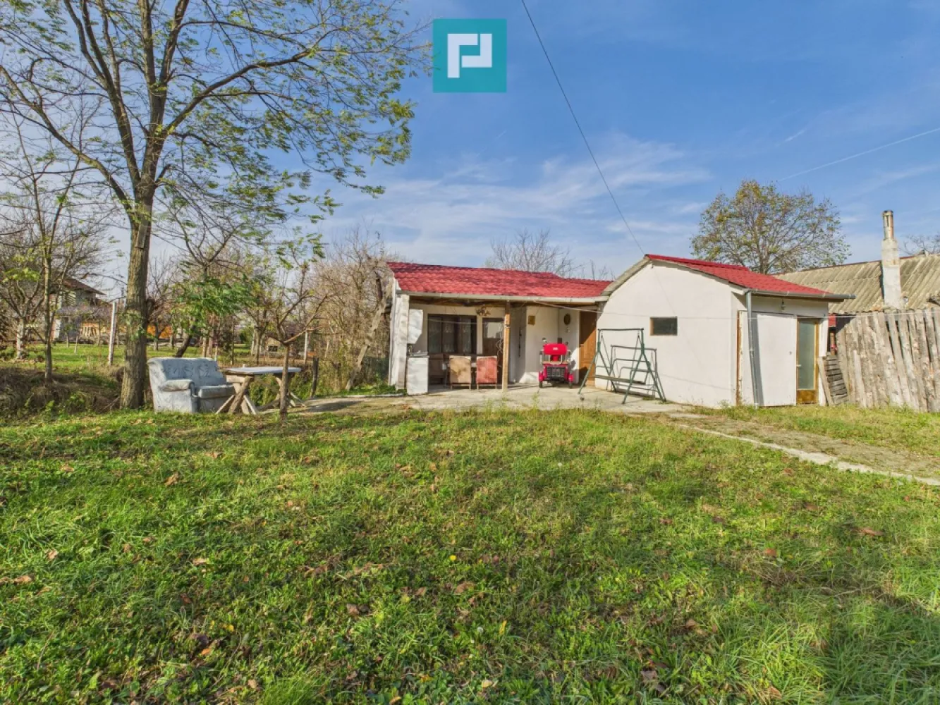 Casuță cu priveliște panoramică spre Cetatea Șiria - Căsuța din povești te așteaptă! Vă prezentăm spre vânzare o căsuță de vacanță sau rezidență cu un view de excepție spre Cetatea Șiria! Dacă visezi la un loc retras, cald și plin de farmec, această căsuță de lemn, mică și cochetă, este exact ce cauți! Casa este izolată termic, are sobe pe lemne, apă de la rețea, curent electric, fosă septică și este locuită. Detalii proprietate: 3 camere atent compartimentate 2 bucătării, baie cu vană Izolată, perfectă pentru liniște și relaxare Priveliște panoramică spre Cetatea Șiria – un tablou viu în fiecare zi Mobilată și utilată, gata de locuit Curte generoasă, ideală pentru grădinărit sau timp petrecut cu cei dragi Terasă acoperită cu bucătărie de vară – perfectă pentru seri tihnite de vară Anexă pentru depozitare Și partea cea mai frumoasă? Toate acestea la preț de garsonieră! Contactează-ne pentru mai multe detalii și programează o vizionare asistată! Transformă povestea în realitate! Jeanina Câmpan - consultant imobiliar Propertylab Telefon: 0760672985 Email: jeanina.campan@propertylab.ro Adina Baciș - consultant imobiliar Propertylab Telefon: 0767103967 Email: adina.bacis@propertylab.ro Casuță cu priveliște panoramică spre Cetatea Șiria CP2816253 }}