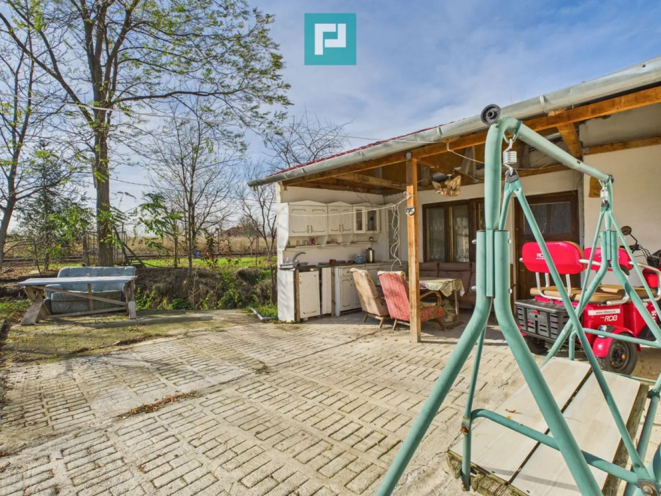 Casuță cu priveliște panoramică spre Cetatea Șiria - Căsuța din povești te așteaptă! Vă prezentăm spre vânzare o căsuță de vacanță sau rezidență cu un view de excepție spre Cetatea Șiria! Dacă visezi la un loc retras, cald și plin de farmec, această căsuță de lemn, mică și cochetă, este exact ce cauți! Casa este izolată termic, are sobe pe lemne, apă de la rețea, curent electric, fosă septică și este locuită. Detalii proprietate: 3 camere atent compartimentate 2 bucătării, baie cu vană Izolată, perfectă pentru liniște și relaxare Priveliște panoramică spre Cetatea Șiria – un tablou viu în fiecare zi Mobilată și utilată, gata de locuit Curte generoasă, ideală pentru grădinărit sau timp petrecut cu cei dragi Terasă acoperită cu bucătărie de vară – perfectă pentru seri tihnite de vară Anexă pentru depozitare Și partea cea mai frumoasă? Toate acestea la preț de garsonieră! Contactează-ne pentru mai multe detalii și programează o vizionare asistată! Transformă povestea în realitate! Jeanina Câmpan - consultant imobiliar Propertylab Telefon: 0760672985 Email: jeanina.campan@propertylab.ro Adina Baciș - consultant imobiliar Propertylab Telefon: 0767103967 Email: adina.bacis@propertylab.ro Casuță cu priveliște panoramică spre Cetatea Șiria CP2816253 }}