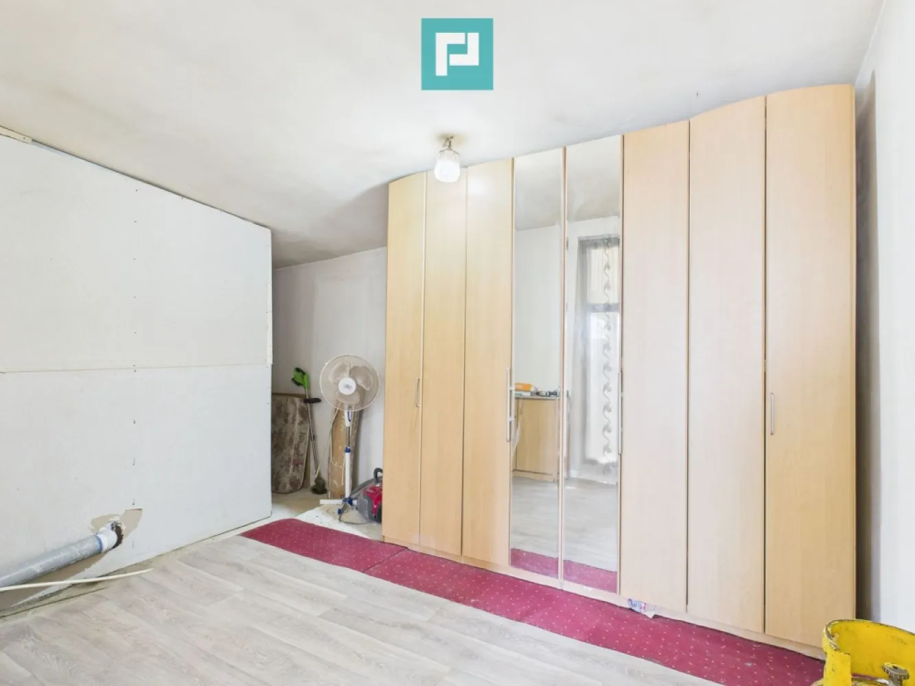 Casuță cu priveliște panoramică spre Cetatea Șiria