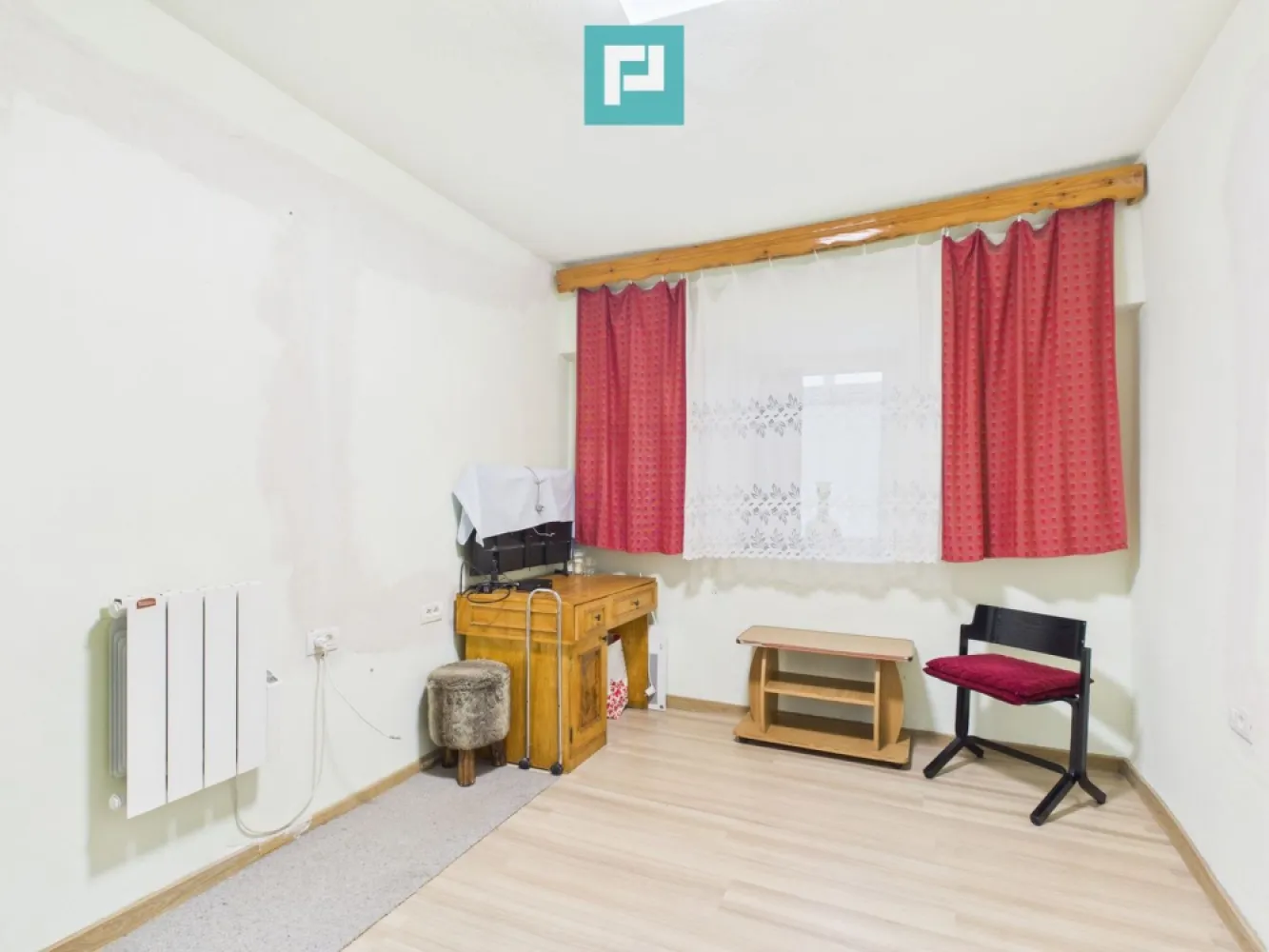 Casă complet renovată în Orțișoara. - Casă pe parter, complet recondiționată – o proprietate în care simți liniștea din primul moment. Dacă îți dorești o casă primitoare, spațioasă și perfect funcțională, unde totul este pus la punct și te poți muta imediat, această locuință de 120 mp este exact ce cauți. Imobilul este localizat la 22 km de Timișoara, beneficiind de acces facil către autostradă. Proprietate renovată în totalitate, printr-un proces realizat cu atenție deosebită la detalii, menită să ofere confort, siguranță și un ambient liniștit. Ce o face specială: Instalație electrică complet schimbată, inclusiv prize și întrerupătoare . Instalație sanitară nouă. Sistemul de încălzire este asigurat de convectoare electrice cu consum redus. Plan decomandat, perfect pentru confort și intimitate 2 băi complet utilate: • una cu cabină de duș, modernă și practică • una cu cadă spațioasă, ideală pentru momente de relaxare Bucătărie izolată, complet mobilată și utilată În bucătărie este și o cămară încăpătoare, perfectă pentru alimente sau obiecte de uz zilnic Acces în pod cu scară retractabilă — spațiu suplimentar de depozitare Încălzire în pardoseală, in bucatarie pentru confort maxim. Acoperiș refăcut acum 3 ani, fără griji pentru viitor Curtea – un colț verde care te face să te simți acasă: -370 mp de spațiu exterior, exact cât ai nevoie Pomi fructiferi, zmeură și viță de vie, care aduc un plus de farmec și prospețime. Anexă acoperită, ideală pentru depozitare, hobby-uri sau chiar un spațiu de barbeque Acces auto în curte, comod și sigur. Utilități și avantaje: Apă potabilă de la rețea. Gazul tras până la poartă, gata pentru racordare. Zonă liniștită, potrivită pentru familie, cuplu sau pentru oricine caută confort și intimitate Această casă este mai mult decât o proprietate — este un loc în care liniștea, confortul și funcționalitatea se îmbină perfect. Proprietatea este disponibilă imediat. Pentru mai multe informații sau pentru programarea unei vizionări, nu ezitați să ma contactați. Consultant imobiliar : Laurentiu Caraman Telefon : 0721824896 Email : laurentiu.caraman@propertylab.ro CP 2814103 }}