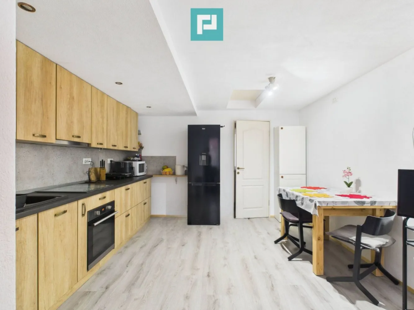 Casă complet renovată în Orțișoara.