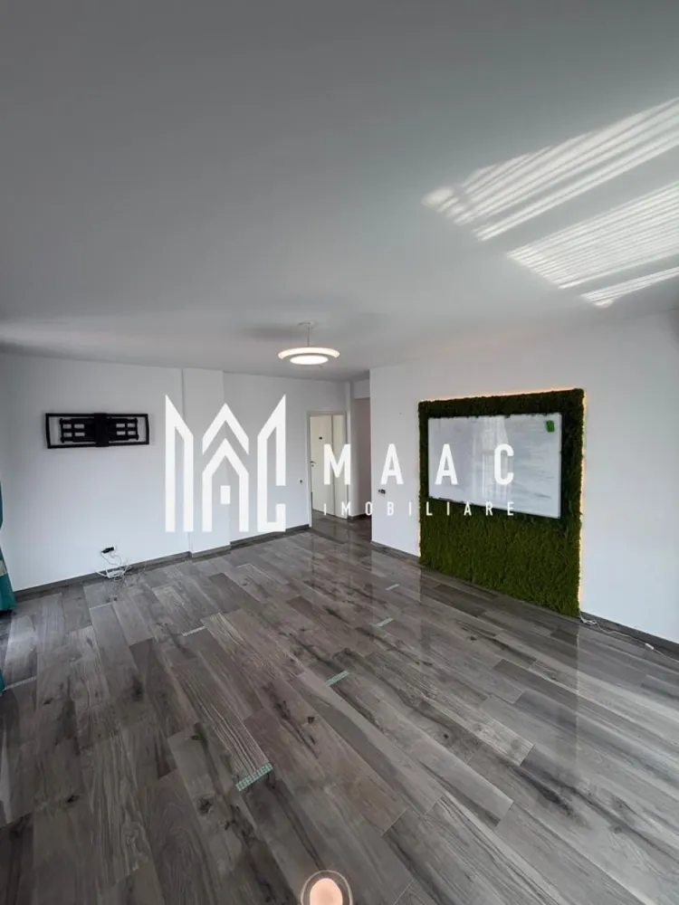 Apartament 3 camere | Calea Dumbrăvii, Sibiu | 82 mp, parcare - Apartament cu 3 camere, disponibil spre închiriere pe Calea Dumbrăvii din Sibiu, cu 82 mp utili, la etajul 2, în imobil construit în 2000.

Detalii proprietate:
• Suprafață utilă: 82 mp
• Configurație: 3 camere
• Etaj: 2
• An construcție: 2000
• Imobil dotat cu lift
• 2 balcoane
• Loc de parcare propriu

Zonă și acces:
Calea Dumbrăvii este o zonă accesibilă și bine conectată în Sibiu, cu poziționare practică pentru deplasarea rapidă în oraș.

Cod anunț CP3082481. Pentru detalii suplimentare și programarea unei vizionări, contactați-ne.