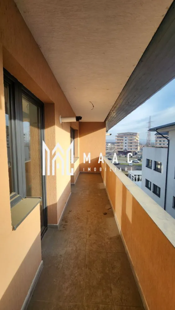 Apartament Bulevard 2 camere | Mutare Imediata | 66 MP - Apartament 2 camere Dem Radulescu | 66MP | Etaj 4 ( lift), | Loc de parcare disponibil imediat pentru locuit. MAAC Imobiliare vă propune spre vânzare un apartament modern cu 2 camere, situat pe Bulevardul Dem Radulescu, in apropierea restaurantului Garrison by the Lake. Proprietatea se află la etajul 4 din 4 al unui bloc recent construit, prevazut cu lift, si cu pod mansardat. Apartamentul este inteligent compartimentat pentru a oferi confort și funcționalitate: * Living luminos și primitor * Bucătărie complet spatioasa * 1 dormitor * 1 grupur sanitar * Balcon util și accesibil in suprafata generoasa de 8MP Fiecare camera are acces propriu la balcon. Imobilul dispune de un loc de parcare inclus. Pentru un confort termic sporit, apartamentul beneficiaza de incalzire printr-o centrala termica proprie, iar incalzirea este prin pardoseala. Această proprietate este ideală pentru familii, dar și pentru cei care își doresc confort, stil și o locație excelentă pe una dintre cele mai căutate artere ale orașului. Pentru mai multe detalii sau pentru programarea unei vizionări, MAAC Imobiliare vă stă cu drag la dispoziție. ID CP2859239 }}