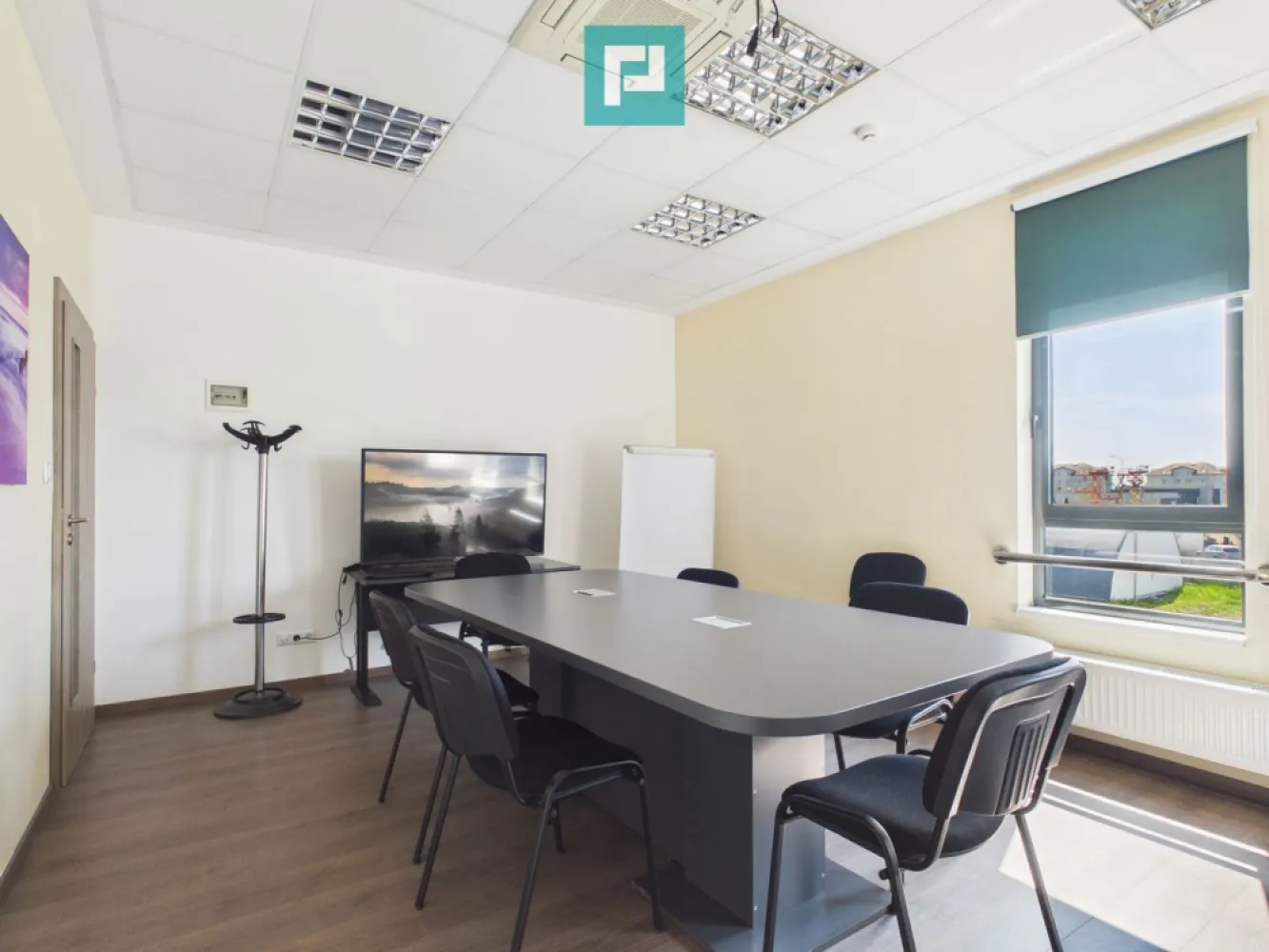 Spatiu Birou, 24mp, Zona Micalaca - Un spațiu de birou generos, ideal pentru companii care caută confort și funcționalitate într-un mediu modern. Suprafața amplă permite organizarea eficientă a zonelor de lucru, fie că este vorba de birouri open-space sau compartimentări individuale. Lumina naturală abundentă creează o atmosferă plăcută și productivă, completată de finisaje de calitate și design contemporan.

Spațiul beneficiază de dotări esențiale precum aer condiționat, sistem de încălzire eficient, conexiuni rapide la internet și infrastructură pregătită pentru echipamente IT. Accesul facil, proximitatea față de mijloacele de transport și disponibilitatea locurilor de parcare adaugă un plus de valoare.

Ideal pentru firme în dezvoltare sau echipe care își doresc un mediu de lucru aerisit, bine organizat și reprezentativ.