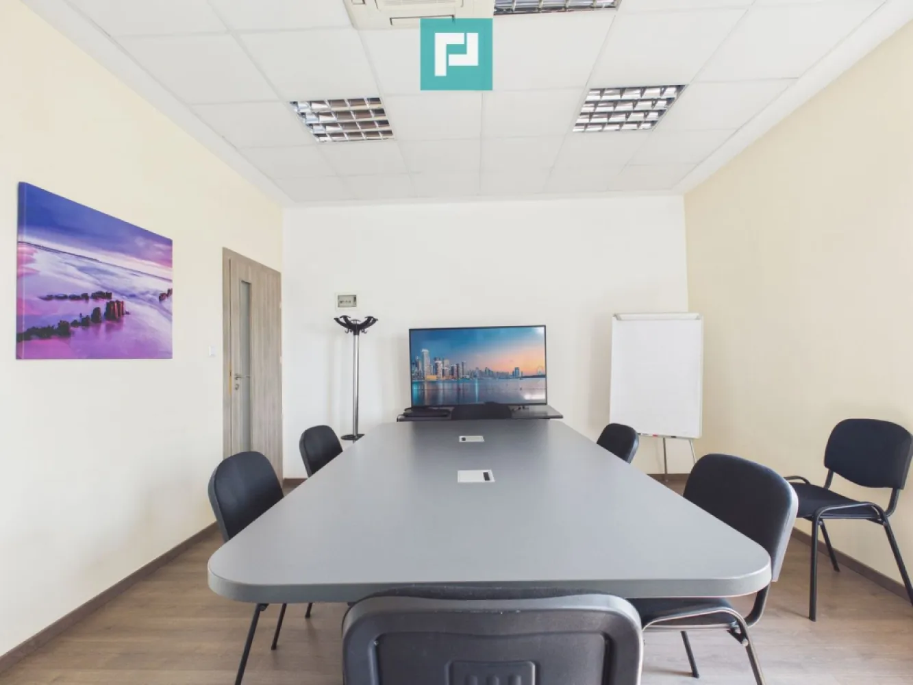 Spatiu Birou, 24mp, Zona Micalaca - Un spațiu de birou generos, ideal pentru companii care caută confort și funcționalitate într-un mediu modern. Suprafața amplă permite organizarea eficientă a zonelor de lucru, fie că este vorba de birouri open-space sau compartimentări individuale. Lumina naturală abundentă creează o atmosferă plăcută și productivă, completată de finisaje de calitate și design contemporan.

Spațiul beneficiază de dotări esențiale precum aer condiționat, sistem de încălzire eficient, conexiuni rapide la internet și infrastructură pregătită pentru echipamente IT. Accesul facil, proximitatea față de mijloacele de transport și disponibilitatea locurilor de parcare adaugă un plus de valoare.

Ideal pentru firme în dezvoltare sau echipe care își doresc un mediu de lucru aerisit, bine organizat și reprezentativ.
