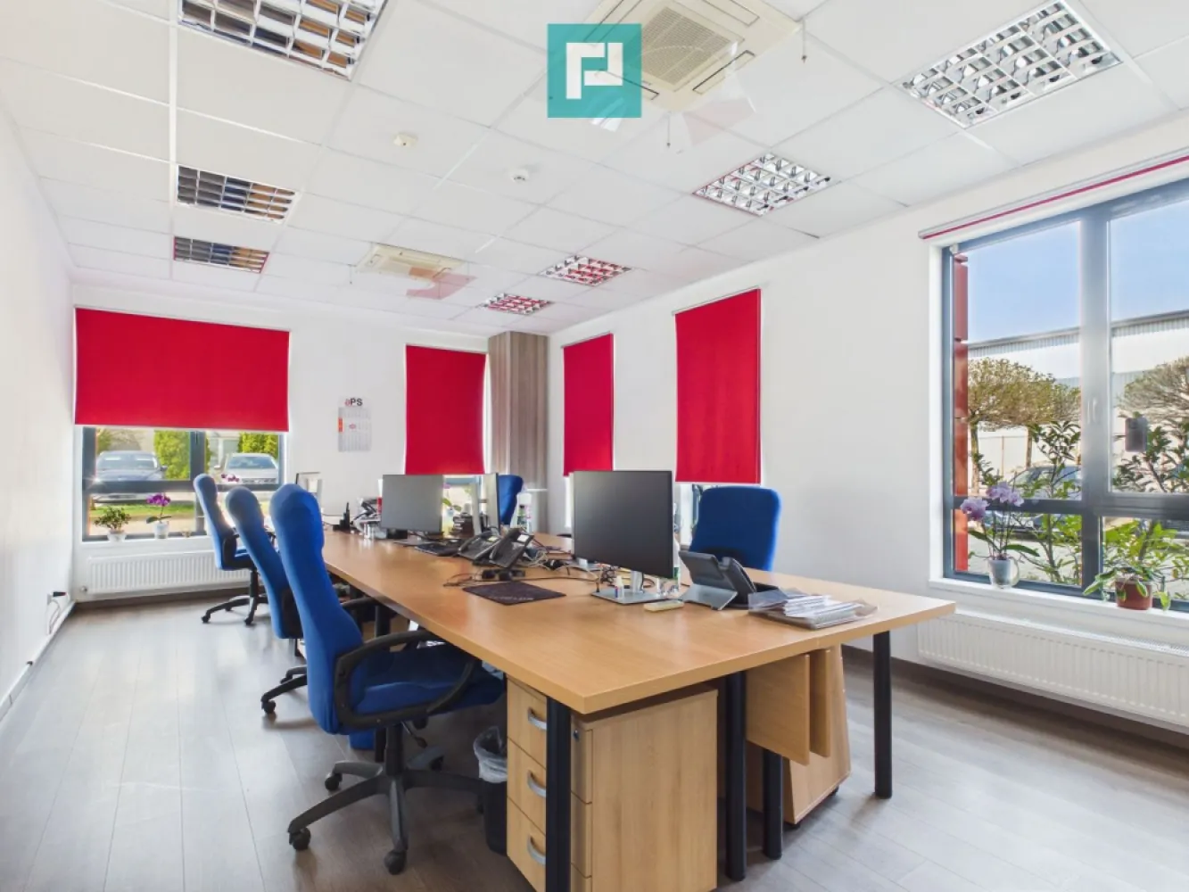 Spatiu Birou, 33mp, Zona Micalaca - Un spațiu de birou generos, ideal pentru companii care caută confort și funcționalitate într-un mediu modern. Suprafața amplă permite organizarea eficientă a zonelor de lucru, fie că este vorba de birouri open-space sau compartimentări individuale. Lumina naturală abundentă creează o atmosferă plăcută și productivă, completată de finisaje de calitate și design contemporan.

Spațiul beneficiază de dotări esențiale precum aer condiționat, sistem de încălzire eficient, conexiuni rapide la internet și infrastructură pregătită pentru echipamente IT. Accesul facil, proximitatea față de mijloacele de transport și disponibilitatea locurilor de parcare adaugă un plus de valoare.

Ideal pentru firme în dezvoltare sau echipe care își doresc un mediu de lucru aerisit, bine organizat și reprezentativ.
