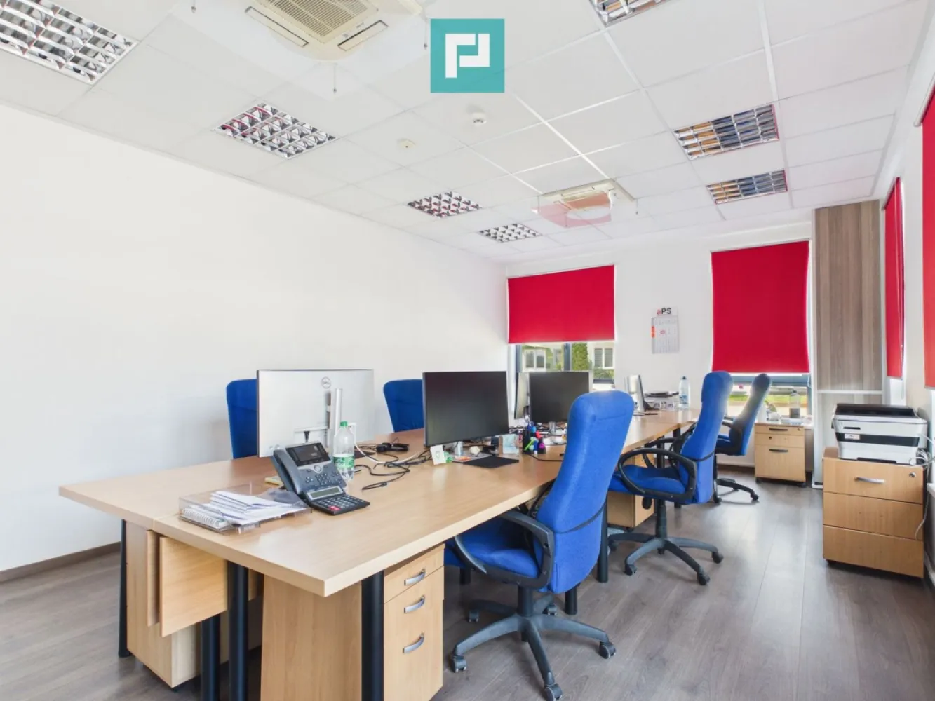Spatiu Birou, 33mp, Zona Micalaca - Un spațiu de birou generos, ideal pentru companii care caută confort și funcționalitate într-un mediu modern. Suprafața amplă permite organizarea eficientă a zonelor de lucru, fie că este vorba de birouri open-space sau compartimentări individuale. Lumina naturală abundentă creează o atmosferă plăcută și productivă, completată de finisaje de calitate și design contemporan.

Spațiul beneficiază de dotări esențiale precum aer condiționat, sistem de încălzire eficient, conexiuni rapide la internet și infrastructură pregătită pentru echipamente IT. Accesul facil, proximitatea față de mijloacele de transport și disponibilitatea locurilor de parcare adaugă un plus de valoare.

Ideal pentru firme în dezvoltare sau echipe care își doresc un mediu de lucru aerisit, bine organizat și reprezentativ.