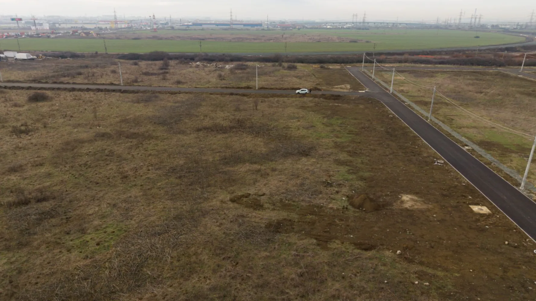 Teren intravilan de 605 mp în Vladimirescu - Teren intravilan de 605 mp în Vladimirescu PropertyLab vă propune spre vânzare un teren intravilan excelent poziționat, situat în Vladimirescu, pe Strada Berna, într-o zonă rezidențială apreciată, cu acces rapid către Arad. Cu o suprafață de 605 mp și front stradal de 17 ml, terenul oferă condiții ideale pentru construirea unei case individuale sau pentru o investiție sigură, într-o zonă cu dezvoltare constantă. Caracteristici: -605 mp teren intravilan -Front stradal generos – 17 ml -Acces direct din drum asfaltat -Utilități în zonă -Zonă cu case noi și potențial ridicat de creștere De ce să alegi acest teren: -Locație liniștită, dar foarte bine conectată la Arad -Parcelă ideală pentru proiect rezidențial modern -Investiție într-o zonă în continuă dezvoltare -Raport excelent între poziționare, suprafață și potențial Construiește acum sau investește inteligent într-o zonă cu viitor! Pentru informații suplimentare și programarea unei vizionări, va rog sa ma contactati: Andreea Covaci Consultant Imobiliar PropertyLab +40751479311 CP2812546 }}