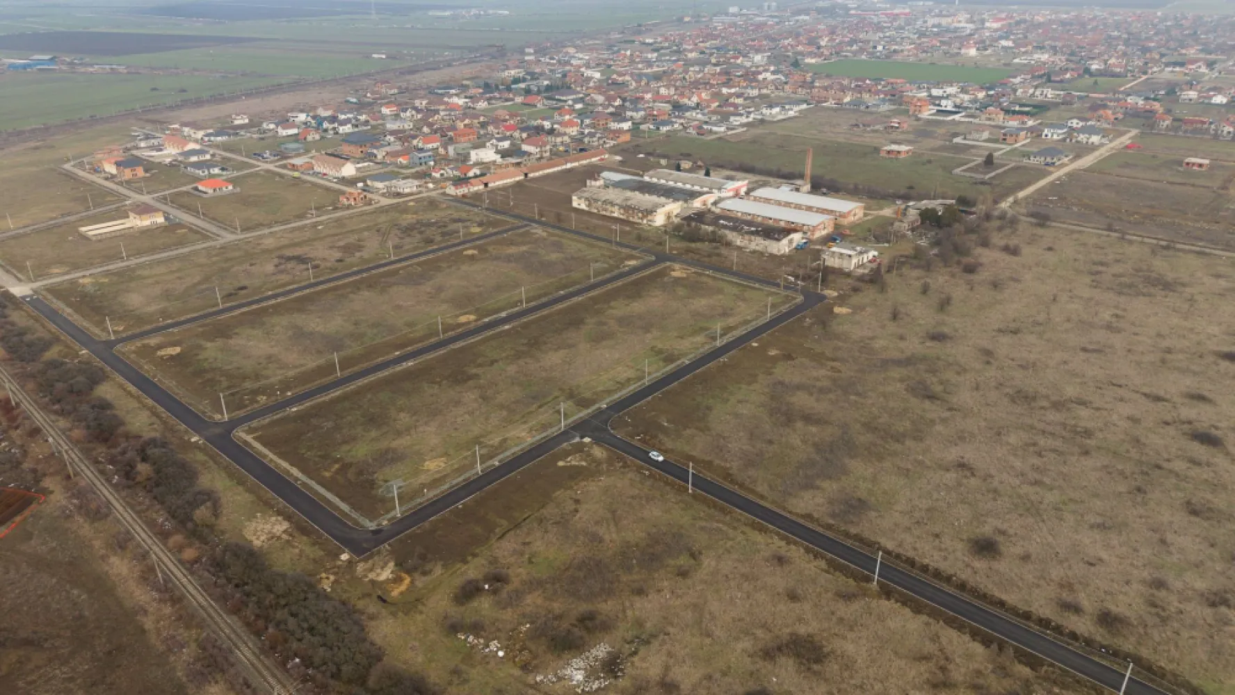 Teren intravilan de 606 mp în Vladimirescu - Teren intravilan de 606 mp în Vladimirescu PropertyLab vă propune spre vânzare un teren intravilan excelent poziționat, situat în Vladimirescu, pe Strada Berna, într-o zonă rezidențială apreciată, cu acces rapid către Arad. Cu o suprafață de 606 mp și front stradal de 17 ml, terenul oferă condiții ideale pentru construirea unei case individuale sau pentru o investiție sigură, într-o zonă cu dezvoltare constantă. Caracteristici: -606 mp teren intravilan -Front stradal generos – 17 ml -Acces direct din drum asfaltat -Utilități în zonă -Zonă cu case noi și potențial ridicat de creștere De ce să alegi acest teren: -Locație liniștită, dar foarte bine conectată la Arad -Parcelă ideală pentru proiect rezidențial modern -Investiție într-o zonă în continuă dezvoltare -Raport excelent între poziționare, suprafață și potențial Construiește acum sau investește inteligent într-o zonă cu viitor! Pentru informații suplimentare și programarea unei vizionări va rog sa ma contactati: Andreea Covaci Consultant Imobiliar PropertyLab +40751479311 CP2812535 }}