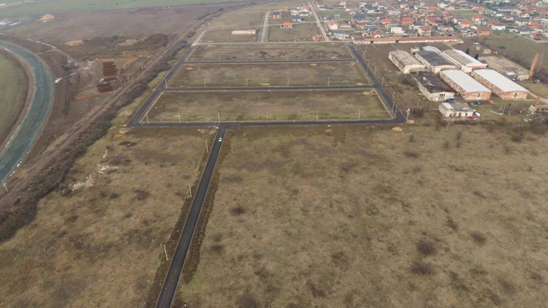 Teren intravilan de 606 mp în Vladimirescu - Teren intravilan de 606 mp în Vladimirescu PropertyLab vă propune spre vânzare un teren intravilan excelent poziționat, situat în Vladimirescu, pe Strada Berna, într-o zonă rezidențială apreciată, cu acces rapid către Arad. Cu o suprafață de 606 mp și front stradal de 17 ml, terenul oferă condiții ideale pentru construirea unei case individuale sau pentru o investiție sigură, într-o zonă cu dezvoltare constantă. Caracteristici: -606 mp teren intravilan -Front stradal generos – 17 ml -Acces direct din drum asfaltat -Utilități în zonă -Zonă cu case noi și potențial ridicat de creștere De ce să alegi acest teren: -Locație liniștită, dar foarte bine conectată la Arad -Parcelă ideală pentru proiect rezidențial modern -Investiție într-o zonă în continuă dezvoltare -Raport excelent între poziționare, suprafață și potențial Construiește acum sau investește inteligent într-o zonă cu viitor! Pentru informații suplimentare și programarea unei vizionări va rog sa ma contactati: Andreea Covaci Consultant Imobiliar PropertyLab +40751479311 CP2812535 }}