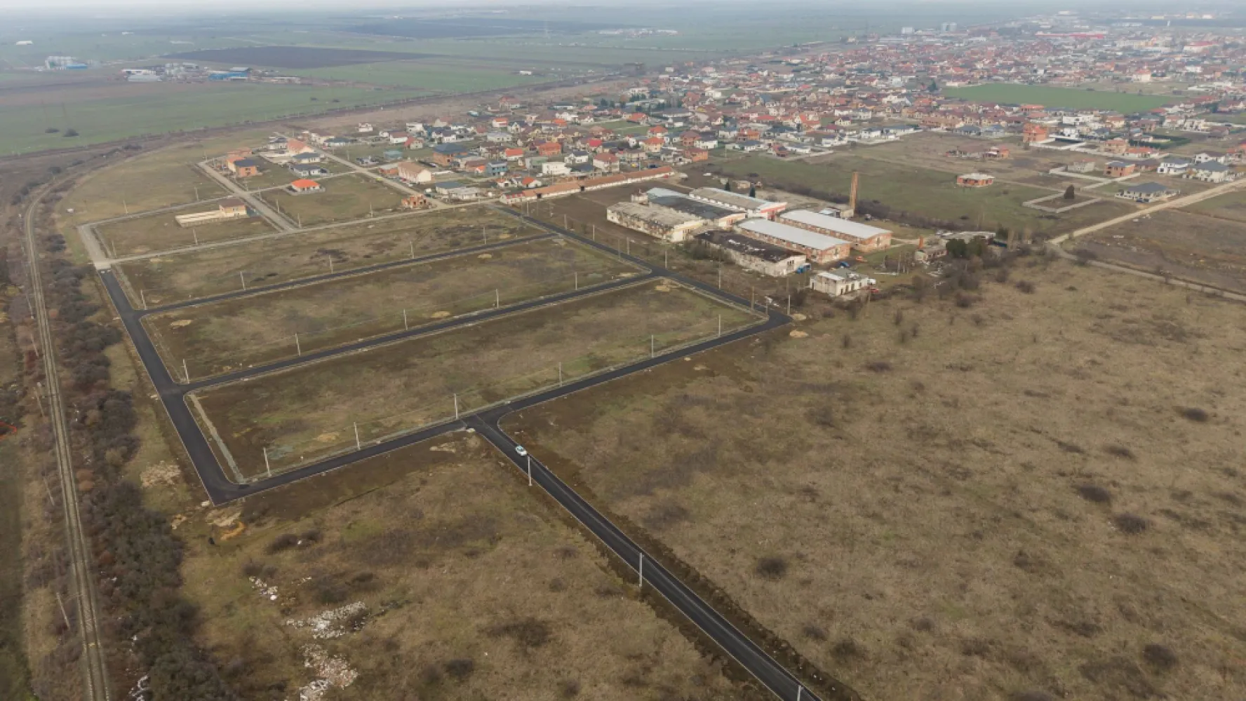 Teren intravilan de 606 mp în Vladimirescu - Teren intravilan de 606 mp în Vladimirescu PropertyLab vă propune spre vânzare un teren intravilan excelent poziționat, situat în Vladimirescu, pe Strada Berna, într-o zonă rezidențială apreciată, cu acces rapid către Arad. Cu o suprafață de 606 mp și front stradal de 17 ml, terenul oferă condiții ideale pentru construirea unei case individuale sau pentru o investiție sigură, într-o zonă cu dezvoltare constantă. Caracteristici: -606 mp teren intravilan -Front stradal generos – 17 ml -Acces direct din drum asfaltat -Utilități în zonă -Zonă cu case noi și potențial ridicat de creștere De ce să alegi acest teren: -Locație liniștită, dar foarte bine conectată la Arad -Parcelă ideală pentru proiect rezidențial modern -Investiție într-o zonă în continuă dezvoltare -Raport excelent între poziționare, suprafață și potențial Construiește acum sau investește inteligent într-o zonă cu viitor! Pentru informații suplimentare și programarea unei vizionări va rog sa ma contactati: Andreea Covaci Consultant Imobiliar PropertyLab +40751479311 CP2812535 }}