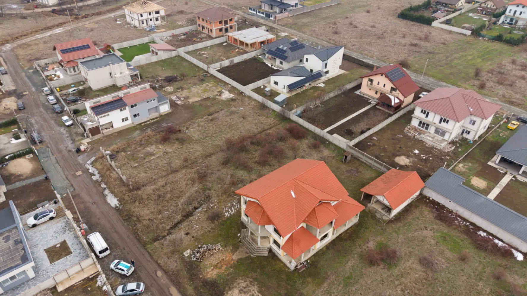 Teren intravilan de 925 mp în Vladimirescu - Teren intravilan de 925 mp în Vladimirescu PropertyLab vă propune spre vânzare un teren intravilan excelent poziționat, situat în Vladimirescu, Cartier Europa, pe Strada Berlin, într-o zonă rezidențială apreciată, cu acces rapid către Arad. Cu o suprafață de 925 mp și front stradal de 19.45 ml, terenul oferă condiții ideale pentru construirea unei case individuale sau pentru o investiție sigură, într-o zonă cu dezvoltare constantă. Caracteristici: -925 mp teren intravilan -Front stradal generos – 19.45 ml -Utilități în zonă -Zonă cu case noi și potențial ridicat de creștere De ce să alegi acest teren: -Locație liniștită, dar foarte bine conectată la Arad -Parcelă ideală pentru proiect rezidențial modern -Investiție într-o zonă în continuă dezvoltare -Raport excelent între poziționare, suprafață și potențial Construiește acum sau investește inteligent într-o zonă cu viitor! Pentru informații suplimentare și programarea unei vizionări, va rog sa ma contactati: Andreea Covaci Consultant Imobiliar PropertyLab +40751479311 CP2812526 }}