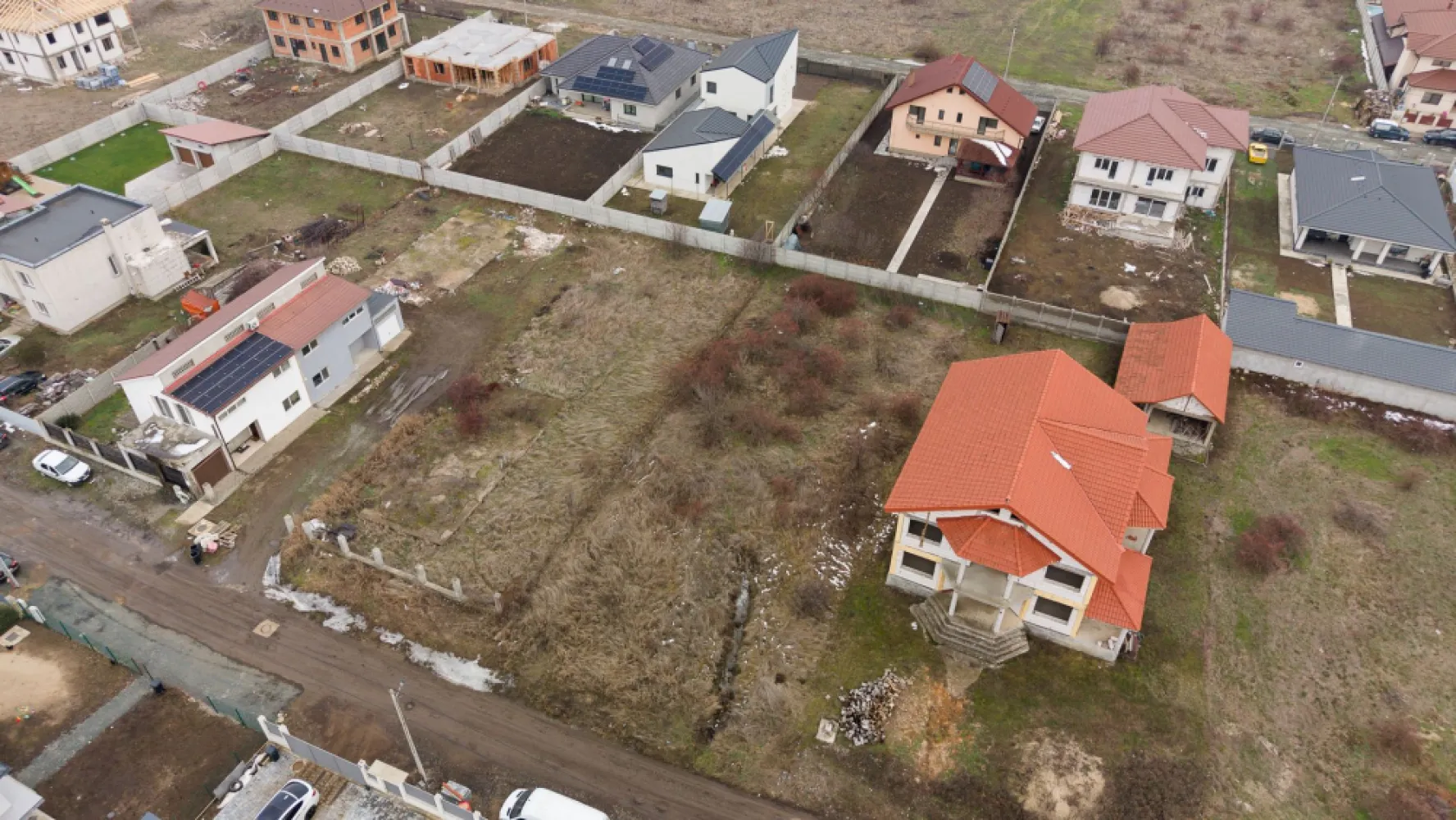 Teren intravilan de 925 mp în Vladimirescu - Teren intravilan de 925 mp în Vladimirescu PropertyLab vă propune spre vânzare un teren intravilan excelent poziționat, situat în Vladimirescu, Cartier Europa, pe Strada Berlin, într-o zonă rezidențială apreciată, cu acces rapid către Arad. Cu o suprafață de 925 mp și front stradal de 19.45 ml, terenul oferă condiții ideale pentru construirea unei case individuale sau pentru o investiție sigură, într-o zonă cu dezvoltare constantă. Caracteristici: -925 mp teren intravilan -Front stradal generos – 19.45 ml -Utilități în zonă -Zonă cu case noi și potențial ridicat de creștere De ce să alegi acest teren: -Locație liniștită, dar foarte bine conectată la Arad -Parcelă ideală pentru proiect rezidențial modern -Investiție într-o zonă în continuă dezvoltare -Raport excelent între poziționare, suprafață și potențial Construiește acum sau investește inteligent într-o zonă cu viitor! Pentru informații suplimentare și programarea unei vizionări, va rog sa ma contactati: Andreea Covaci Consultant Imobiliar PropertyLab +40751479311 CP2812526 }}