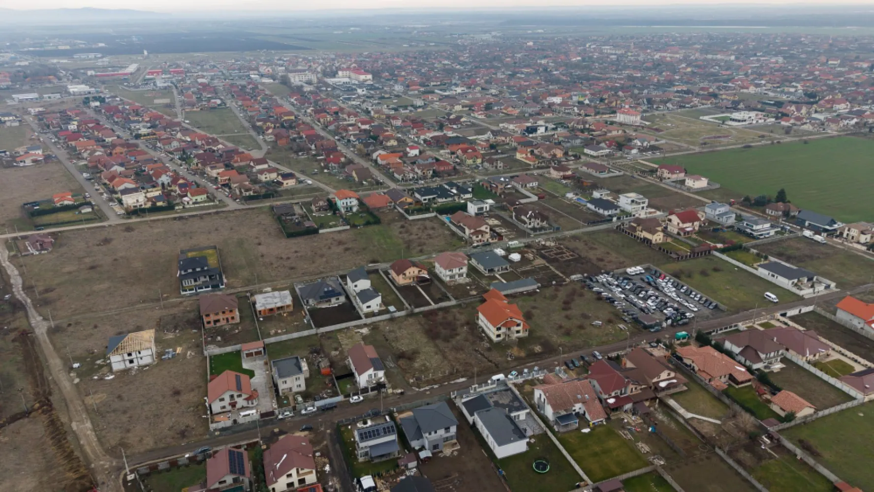 Teren intravilan de 925 mp în Vladimirescu - Teren intravilan de 925 mp în Vladimirescu PropertyLab vă propune spre vânzare un teren intravilan excelent poziționat, situat în Vladimirescu, Cartier Europa, pe Strada Berlin, într-o zonă rezidențială apreciată, cu acces rapid către Arad. Cu o suprafață de 925 mp și front stradal de 19.45 ml, terenul oferă condiții ideale pentru construirea unei case individuale sau pentru o investiție sigură, într-o zonă cu dezvoltare constantă. Caracteristici: -925 mp teren intravilan -Front stradal generos – 19.45 ml -Utilități în zonă -Zonă cu case noi și potențial ridicat de creștere De ce să alegi acest teren: -Locație liniștită, dar foarte bine conectată la Arad -Parcelă ideală pentru proiect rezidențial modern -Investiție într-o zonă în continuă dezvoltare -Raport excelent între poziționare, suprafață și potențial Construiește acum sau investește inteligent într-o zonă cu viitor! Pentru informații suplimentare și programarea unei vizionări, va rog sa ma contactati: Andreea Covaci Consultant Imobiliar PropertyLab +40751479311 CP2812526 }}