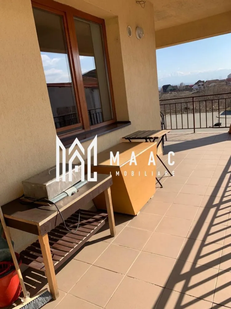 Apartament 3 Camere | Etaj 1 | 91 mpu | 2 parcari | Selimbar - MAAC Imobiliare va propune spre vanzare un apartament spatios si modern cu 3 camere, complet finisat si utilat, situat intr-una dintre cele mai cautate zone din Selimbar – zona Lidl, cu acces rapid catre Sibiu si toate punctele de interes necesare unui stil de viata confortabil. Detalii generale: Suprafata utila: 91 mp Suprafata totala (inclusiv balcon): 109 mp Etaj: 1 din 3 Compartimentare: Decomandat Confort: 1 An constructie: 2007 Stare: Foarte buna, gata de mutare Incalzire: Centrala termica proprie Izolatie exterioara: Vata minerala 12 cm – eficienta energetica ridicata Tamplarie: Lemn – durabilitate si aspect estetic placut Cheltuieli de intretinere: Foarte reduse Compartimentare eficienta: Living generos: ~30 mp Bucatarie inchisa: 12,45 mp Dormitor matrimonial: 13,96 mp Dormitor secundar: 12,09 mp 2 bai Hol spatios cu dressing Balcon generos: 18,63 mp Facilitati si avantaje: 2 locuri de parcare incluse in pret Bloc curat si bine intretinut Zona linistita, ideala pentru familie Apropiere de Lidl, scoli, farmacii, magazine si mijloace de transport Acces rapid catre orasul Sibiu Pentru mai multe detalii sau pentru programarea unei vizionari, va stam cu drag la dispozitie. MAAC Imobiliare – profesionalism, seriozitate si solutii imobiliare adaptate nevoilor dumneavoastra. ID: CP2858525. }}