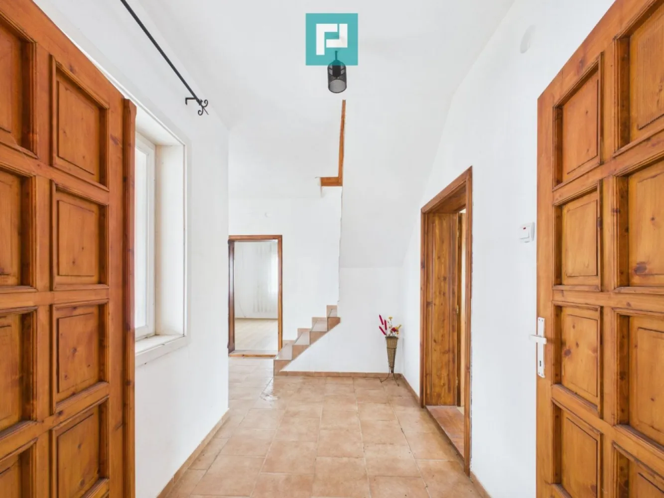 Casă modernă P+1, cu magazin, lângă orașul Sebiș - PROPERTY LAB vă prezintă spre vânzare: Casă spațioasă cu teren generos și magazin alimentar funcțional Situată la doar 2 km de orașul Sebiș, județul Arad Vă propunem spre vânzare o proprietate deosebită, situată pe colț de stradă, cu două fronturi stradale, ideală atât pentru locuință, cât și pentru investiție. Teren: 1.439 mp An construcție: 2012 Structură: BCA Regim de înălțime: P + 1 (etaj nefinalizat) Casa nu a fost locuită niciodată Caracteristici proprietate: Casă construită integral din BCA Curte betonată Pivniță Ușă intrare termopan Ferestre și uși interioare din lemn Structură tavan între parter și etaj: grinzi din lemn Parter: lavabil, gresie, parchet laminat, sobe de teracotă Mobilată parțial Termen de eliberare: 1 lună Compartimentare: Parter: Hol generos cu dressing 5 camere 1 baie 1 bucătărie Etaj 1 (nefinalizat): 3 dormitoare Anexă cu magazin alimentar în funcțiune În partea din spate a proprietății se află o anexă din BCA, formată din 2 încăperi, în care funcționează în prezent un magazin alimentar. Afacerea poate fi preluată de noii proprietari Oportunitate excelentă pentru venit suplimentar Utilități: Apă curentă Energie electrică în regim trifazic Încălzire cu teracote Beneficii: Teren mare Poziție excelentă – colț de stradă Două fronturi stradale Potrivită pentru locuință + afacere Potențial ridicat de dezvoltare Sper că această propunere îndeplinește așteptările dumneavoastră. Dacă aveți nevoie de modificări sau adăugiri, vă stăm la dispoziție! Claudiu Coșeri - Consultant Imobiliar Propertylab Telefon: 0741 406 291 Radu Mitran - Consultant Imobiliar Propertylab Telefon: 0751 621 035 CP2809796 }}