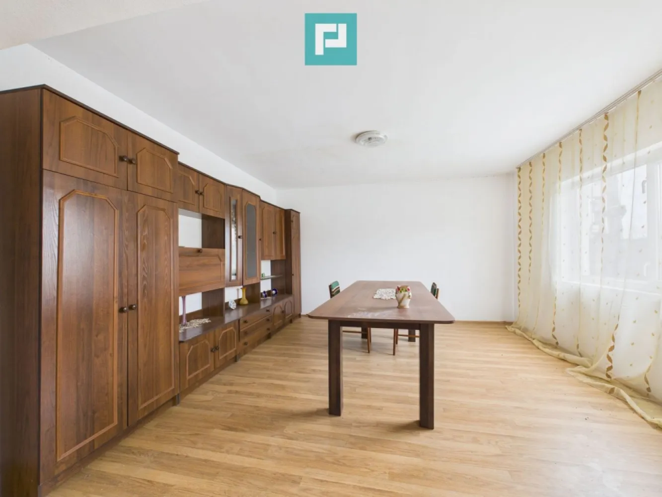 Casă modernă P+1, cu magazin, lângă orașul Sebiș - PROPERTY LAB vă prezintă spre vânzare: Casă spațioasă cu teren generos și magazin alimentar funcțional Situată la doar 2 km de orașul Sebiș, județul Arad Vă propunem spre vânzare o proprietate deosebită, situată pe colț de stradă, cu două fronturi stradale, ideală atât pentru locuință, cât și pentru investiție. Teren: 1.439 mp An construcție: 2012 Structură: BCA Regim de înălțime: P + 1 (etaj nefinalizat) Casa nu a fost locuită niciodată Caracteristici proprietate: Casă construită integral din BCA Curte betonată Pivniță Ușă intrare termopan Ferestre și uși interioare din lemn Structură tavan între parter și etaj: grinzi din lemn Parter: lavabil, gresie, parchet laminat, sobe de teracotă Mobilată parțial Termen de eliberare: 1 lună Compartimentare: Parter: Hol generos cu dressing 5 camere 1 baie 1 bucătărie Etaj 1 (nefinalizat): 3 dormitoare Anexă cu magazin alimentar în funcțiune În partea din spate a proprietății se află o anexă din BCA, formată din 2 încăperi, în care funcționează în prezent un magazin alimentar. Afacerea poate fi preluată de noii proprietari Oportunitate excelentă pentru venit suplimentar Utilități: Apă curentă Energie electrică în regim trifazic Încălzire cu teracote Beneficii: Teren mare Poziție excelentă – colț de stradă Două fronturi stradale Potrivită pentru locuință + afacere Potențial ridicat de dezvoltare Sper că această propunere îndeplinește așteptările dumneavoastră. Dacă aveți nevoie de modificări sau adăugiri, vă stăm la dispoziție! Claudiu Coșeri - Consultant Imobiliar Propertylab Telefon: 0741 406 291 Radu Mitran - Consultant Imobiliar Propertylab Telefon: 0751 621 035 CP2809796 }}