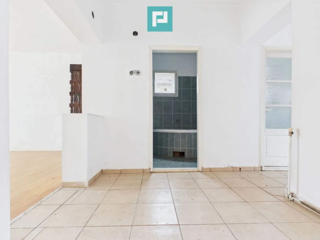 Casă modernă P+1, cu magazin, lângă orașul Sebiș - PROPERTY LAB vă prezintă spre vânzare: Casă spațioasă cu teren generos și magazin alimentar funcțional Situată la doar 2 km de orașul Sebiș, județul Arad Vă propunem spre vânzare o proprietate deosebită, situată pe colț de stradă, cu două fronturi stradale, ideală atât pentru locuință, cât și pentru investiție. Teren: 1.439 mp An construcție: 2012 Structură: BCA Regim de înălțime: P + 1 (etaj nefinalizat) Casa nu a fost locuită niciodată Caracteristici proprietate: Casă construită integral din BCA Curte betonată Pivniță Ușă intrare termopan Ferestre și uși interioare din lemn Structură tavan între parter și etaj: grinzi din lemn Parter: lavabil, gresie, parchet laminat, sobe de teracotă Mobilată parțial Termen de eliberare: 1 lună Compartimentare: Parter: Hol generos cu dressing 5 camere 1 baie 1 bucătărie Etaj 1 (nefinalizat): 3 dormitoare Anexă cu magazin alimentar în funcțiune În partea din spate a proprietății se află o anexă din BCA, formată din 2 încăperi, în care funcționează în prezent un magazin alimentar. Afacerea poate fi preluată de noii proprietari Oportunitate excelentă pentru venit suplimentar Utilități: Apă curentă Energie electrică în regim trifazic Încălzire cu teracote Beneficii: Teren mare Poziție excelentă – colț de stradă Două fronturi stradale Potrivită pentru locuință + afacere Potențial ridicat de dezvoltare Sper că această propunere îndeplinește așteptările dumneavoastră. Dacă aveți nevoie de modificări sau adăugiri, vă stăm la dispoziție! Claudiu Coșeri - Consultant Imobiliar Propertylab Telefon: 0741 406 291 Radu Mitran - Consultant Imobiliar Propertylab Telefon: 0751 621 035 CP2809796 }}