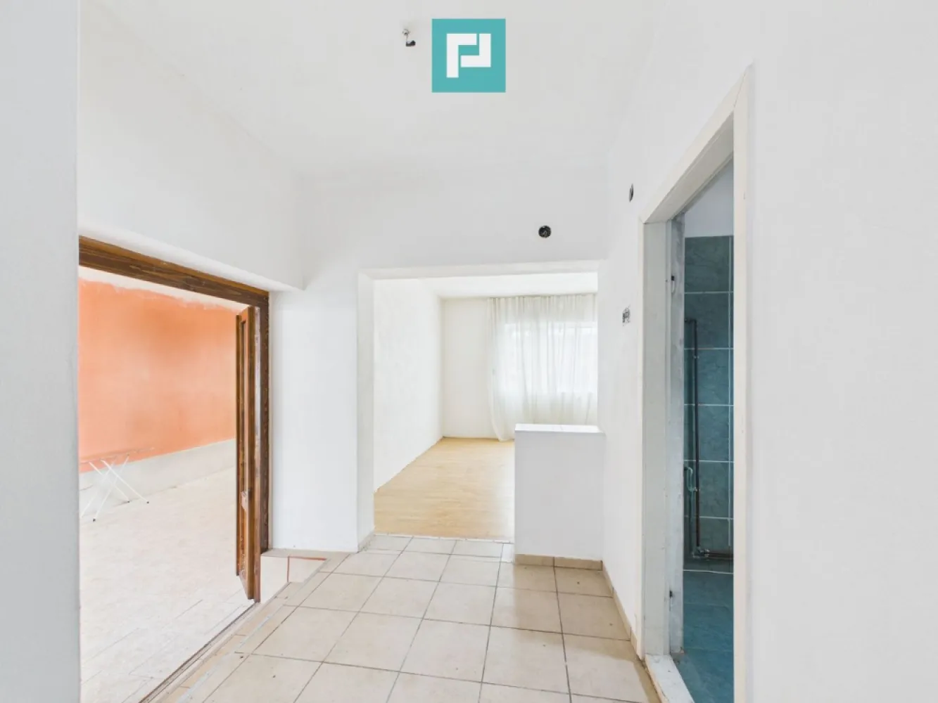 Casă modernă P+1, cu magazin, lângă orașul Sebiș - PROPERTY LAB vă prezintă spre vânzare: Casă spațioasă cu teren generos și magazin alimentar funcțional Situată la doar 2 km de orașul Sebiș, județul Arad Vă propunem spre vânzare o proprietate deosebită, situată pe colț de stradă, cu două fronturi stradale, ideală atât pentru locuință, cât și pentru investiție. Teren: 1.439 mp An construcție: 2012 Structură: BCA Regim de înălțime: P + 1 (etaj nefinalizat) Casa nu a fost locuită niciodată Caracteristici proprietate: Casă construită integral din BCA Curte betonată Pivniță Ușă intrare termopan Ferestre și uși interioare din lemn Structură tavan între parter și etaj: grinzi din lemn Parter: lavabil, gresie, parchet laminat, sobe de teracotă Mobilată parțial Termen de eliberare: 1 lună Compartimentare: Parter: Hol generos cu dressing 5 camere 1 baie 1 bucătărie Etaj 1 (nefinalizat): 3 dormitoare Anexă cu magazin alimentar în funcțiune În partea din spate a proprietății se află o anexă din BCA, formată din 2 încăperi, în care funcționează în prezent un magazin alimentar. Afacerea poate fi preluată de noii proprietari Oportunitate excelentă pentru venit suplimentar Utilități: Apă curentă Energie electrică în regim trifazic Încălzire cu teracote Beneficii: Teren mare Poziție excelentă – colț de stradă Două fronturi stradale Potrivită pentru locuință + afacere Potențial ridicat de dezvoltare Sper că această propunere îndeplinește așteptările dumneavoastră. Dacă aveți nevoie de modificări sau adăugiri, vă stăm la dispoziție! Claudiu Coșeri - Consultant Imobiliar Propertylab Telefon: 0741 406 291 Radu Mitran - Consultant Imobiliar Propertylab Telefon: 0751 621 035 CP2809796 }}