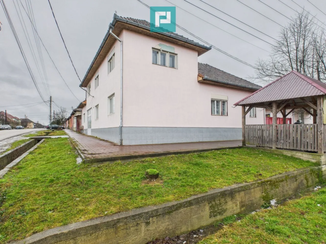 Casă modernă P+1, cu magazin, lângă orașul Sebiș