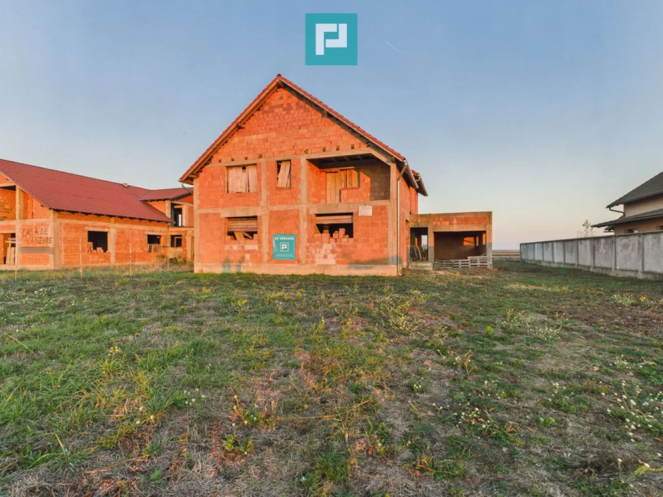 Proprietate impresionantă între Curtici și Macea - VILĂ IMPRESIONANTĂ LA ROȘU – POZIȚIE EXCELENTĂ, POTENȚIAL URIAȘ! Curtici – Macea | Teren 842 mp | 280 mp utili | Deschidere la drum județean Descoperă oportunitatea perfectă pentru investiția ta! O vilă spațioasă, impunătoare, aflată la stadiul de roșu, situată într-o zonă liniștită și în plină dezvoltare, între Curtici și Macea. Proprietatea beneficiază de: Teren generos de 842 mp – ideal pentru grădină, terasă, piscină, parcare sau extindere Suprafață utilă de 280 mp – compartimentare modernă, perfectă pentru reședință de familie sau business Living de 80 mp utili - ideal pentru zile de relaxare împreună cu cei dragi Garaj spațios cu intrare în casă Deschidere directă la drum județean – acces facil, vizibilitate excelentă Vedere panoramică superbă – cadru natural deosebit Destinație multiplă – potrivită pentru locuință, pensiune, birouri, clinică, spa, sediu firmă, etc. O clădire solidă, cu arhitectură modernă, ce așteaptă să fie finalizată după gustul tău! Preț atractiv — investiție cu potențial ridicat! Pentru mai multe detalii și vizionări asistate, contactează-ne chiar azi! Jeanina Câmpan - consultant imobiliar Propertylab Telefon: 0760672985 Email: jeanina.campan@propertylab.ro Adina Baciș - consultant imobiliar Propertylab Telefon: 0767103967 Email: adina.bacis@propertylab.ro Proprietate impresionantă între Curtici și Macea CP2809725 }}