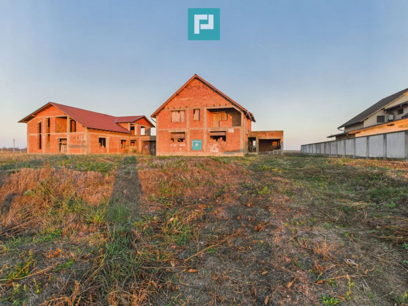 Proprietate impresionantă între Curtici și Macea - VILĂ IMPRESIONANTĂ LA ROȘU – POZIȚIE EXCELENTĂ, POTENȚIAL URIAȘ! Curtici – Macea | Teren 842 mp | 280 mp utili | Deschidere la drum județean Descoperă oportunitatea perfectă pentru investiția ta! O vilă spațioasă, impunătoare, aflată la stadiul de roșu, situată într-o zonă liniștită și în plină dezvoltare, între Curtici și Macea. Proprietatea beneficiază de: Teren generos de 842 mp – ideal pentru grădină, terasă, piscină, parcare sau extindere Suprafață utilă de 280 mp – compartimentare modernă, perfectă pentru reședință de familie sau business Living de 80 mp utili - ideal pentru zile de relaxare împreună cu cei dragi Garaj spațios cu intrare în casă Deschidere directă la drum județean – acces facil, vizibilitate excelentă Vedere panoramică superbă – cadru natural deosebit Destinație multiplă – potrivită pentru locuință, pensiune, birouri, clinică, spa, sediu firmă, etc. O clădire solidă, cu arhitectură modernă, ce așteaptă să fie finalizată după gustul tău! Preț atractiv — investiție cu potențial ridicat! Pentru mai multe detalii și vizionări asistate, contactează-ne chiar azi! Jeanina Câmpan - consultant imobiliar Propertylab Telefon: 0760672985 Email: jeanina.campan@propertylab.ro Adina Baciș - consultant imobiliar Propertylab Telefon: 0767103967 Email: adina.bacis@propertylab.ro Proprietate impresionantă între Curtici și Macea CP2809725 }}