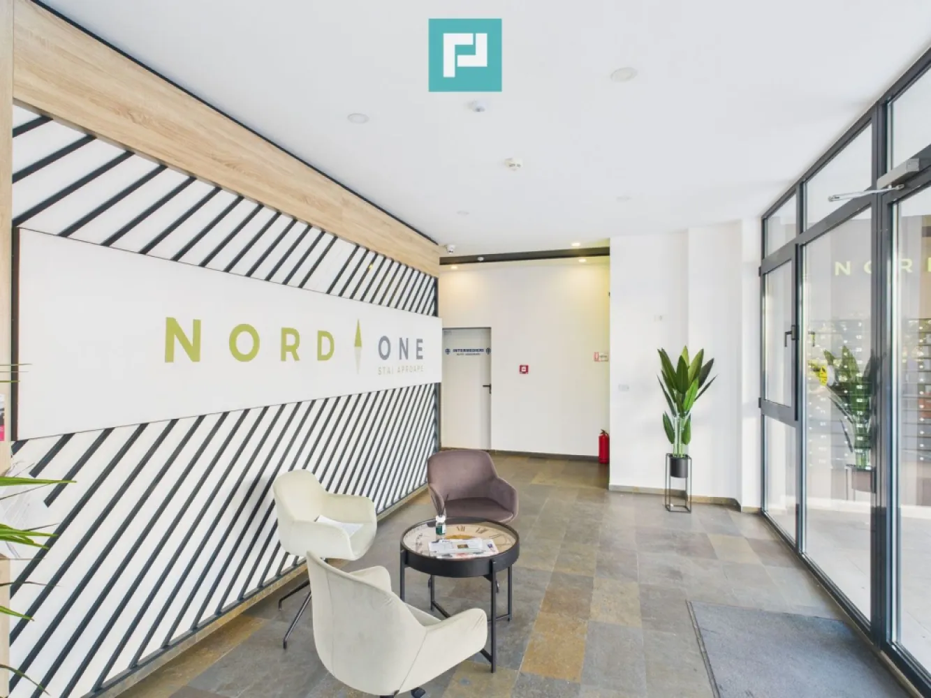 Apartament 3 camere Nord One - O oportunitate rară: vă propunem spre închiriere un apartament elegant cu 3 camere, situat la etajul 9 dintr-un bloc modern, cu două lifturi de 9 persoane fiecare. Apartamentul oferă o priveliște panoramică spectaculoasă și se află foarte aproape de Iulius Mall, într-una dintre cele mai căutate zone din oraș. Caracteristici: - Suprafață generoasă, compartimentare decomandată - Living spațios, două dormitoare, o baie și balcon - Mobilat complet, cu bun gust - Bucătărie utilată: mașină de spălat vase, frigider, cuptor, plită - Mașină de spălat rufe, aer condiționat -Cafetiera si cuptor cu microunde -Termostat in fiecare camera - Două locuri de parcare subterană incluse - Bloc modern, cu acces controlat și două ascensoare rapide Ideal pentru o familie modernă, un cuplu activ sau persoane care apreciază confortul urban, proximitatea față de mall, servicii, școli și centre de afaceri. Disponibil imediat! Contactează-mă pentru mai multe detalii sau pentru a programa o vizionare! Daniela Ianc – PropertyLab Tel 0722 375 289 daniela.ianc@propertylab.ro Un apartament care te convinge de la prima vizionare! CP 2793821 }}