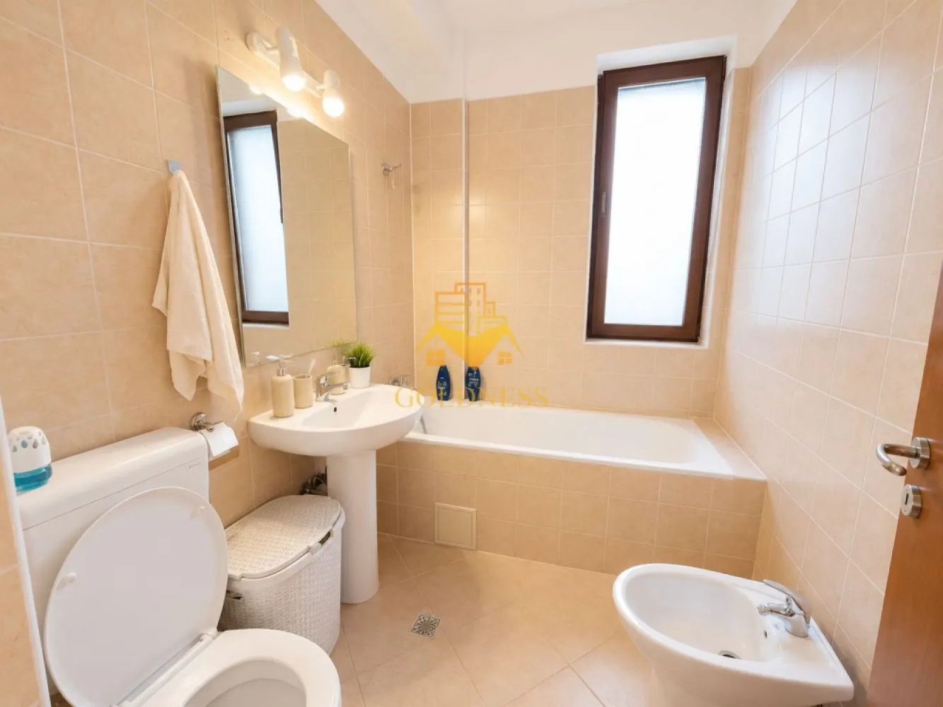 3 camere, Parcare, UTCN, UMF, Lidl, Sigma, Zorilor, Observatorului - GOLDNESS Imobiliare vă propune spre închiriere un apartament modern cu 3 camere open-space, complet mobilat și utilat, într-una dintre cele mai apreciate zone ale cartierului Zorilor, la etajul 4 al unui imobil cu 4 niveluri.

Unul dintre principalele avantaje ale proprietății îl reprezintă cele două locuri de parcare subterane, un beneficiu rar întâlnit în această zonă și extrem de apreciat pentru confortul zilnic.

Apartamentul este luminos, bine compartimentat și oferă spații generoase, fiind ideal pentru o familie, un cuplu sau persoane care își doresc să locuiască într-o zonă liniștită, dar cu acces rapid către centrul orașului, universități, spitale și principalele puncte de interes din Cluj-Napoca.

Compartimentare:

Dormitor matrimonial cu dressing și acces direct pe balcon;
Al doilea dormitor cu pat matrimonial, dressing și noptiere;
Living open-space cu bucătăria, canapea extensibilă, loc de servit masa și aer condiționat;
Baie spațioasă cu cadă, calorifer port-prosop și spații pentru depozitare;
Balcon cu acces din dormitor.

Dotări:

Centrală termică proprie;
Aer condiționat;
Frigider;
Aragaz;
Hotă;
Mașină de spălat rufe;
Mobilier complet;
Geamuri termopan;
2 locuri de parcare subterane.

Zona oferă acces rapid către mijloace de transport în comun, supermarketuri, farmacii, restaurante, clinici medicale și spații verzi, fiind una dintre cele mai căutate locații rezidențiale din Cluj-Napoca.

Puncte de interes în apropiere

Sigma Shopping Center

Mers pe jos: aproximativ 5 minute
Cu mașina: aproximativ 2 minute
Cu transportul în comun: aproximativ 5 minute

Spitalul Clinic de Recuperare

Mers pe jos: aproximativ 10 minute
Cu mașina: aproximativ 4 minute
Cu transportul în comun: aproximativ 6 minute

Grădina Botanică „Alexandru Borza”

Mers pe jos: aproximativ 15 minute
Cu mașina: aproximativ 5 minute
Cu transportul în comun: aproximativ 10 minute

Piața Unirii – Centrul orașului

Mers pe jos: aproximativ 30 minute
Cu mașina: aproximativ 8 minute
Cu transportul în comun: aproximativ 12 minute

Universități și facultăți în apropiere

Universitatea de Medicină și Farmacie „Iuliu Hațieganu”

Mers pe jos: aproximativ 15 minute
Cu mașina: aproximativ 5 minute
Cu transportul în comun: aproximativ 18 minute

Facultatea de Arhitectură și Urbanism (UTCN)

Mers pe jos: aproximativ 10 minute
Cu mașina: aproximativ 3 minute
Cu transportul în comun: aproximativ 6 minute

Facultatea de Construcții (UTCN)

Mers pe jos: aproximativ 10 minute
Cu mașina: aproximativ 3 minute
Cu transportul în comun: aproximativ 6 minute

Facultatea de Biologie și Geologie (UBB)

Mers pe jos: aproximativ 15 minute
Cu mașina: aproximativ 5 minute
Cu transportul în comun: aproximativ 9 minute
Dacă sunteți interesați de acest apartament și doriți să programați o vizionare, vă invităm să ne contactați telefonic sau prin e-mail. Echipa GOLDNESS Imobiliare vă stă la dispoziție cu plăcere.

Pentru intermediere se percepe un comision de 75% din valoarea apartamentului!