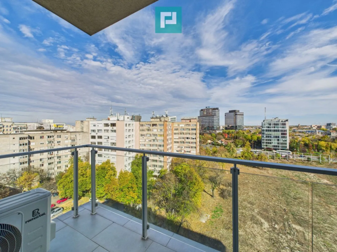 Apartament 3 camere Nord One - O oportunitate rară: vă propunem spre închiriere un apartament elegant cu 3 camere, situat la etajul 9 dintr-un bloc modern, cu două lifturi de 9 persoane fiecare. Apartamentul oferă o priveliște panoramică spectaculoasă și se află foarte aproape de Iulius Mall, într-una dintre cele mai căutate zone din oraș. Caracteristici: - Suprafață generoasă, compartimentare decomandată - Living spațios, două dormitoare, o baie și balcon - Mobilat complet, cu bun gust - Bucătărie utilată: mașină de spălat vase, frigider, cuptor, plită - Mașină de spălat rufe, aer condiționat -Cafetiera si cuptor cu microunde -Termostat in fiecare camera - Două locuri de parcare subterană incluse - Bloc modern, cu acces controlat și două ascensoare rapide Ideal pentru o familie modernă, un cuplu activ sau persoane care apreciază confortul urban, proximitatea față de mall, servicii, școli și centre de afaceri. Disponibil imediat! Contactează-mă pentru mai multe detalii sau pentru a programa o vizionare! Daniela Ianc – PropertyLab Tel 0722 375 289 daniela.ianc@propertylab.ro Un apartament care te convinge de la prima vizionare! CP 2793821 }}