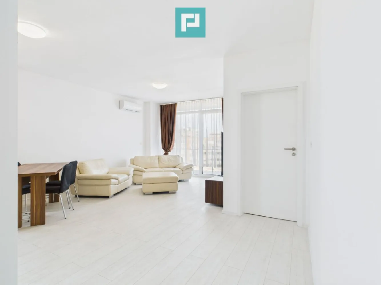 Apartament 3 camere Nord One - O oportunitate rară: vă propunem spre închiriere un apartament elegant cu 3 camere, situat la etajul 9 dintr-un bloc modern, cu două lifturi de 9 persoane fiecare. Apartamentul oferă o priveliște panoramică spectaculoasă și se află foarte aproape de Iulius Mall, într-una dintre cele mai căutate zone din oraș. Caracteristici: - Suprafață generoasă, compartimentare decomandată - Living spațios, două dormitoare, o baie și balcon - Mobilat complet, cu bun gust - Bucătărie utilată: mașină de spălat vase, frigider, cuptor, plită - Mașină de spălat rufe, aer condiționat -Cafetiera si cuptor cu microunde -Termostat in fiecare camera - Două locuri de parcare subterană incluse - Bloc modern, cu acces controlat și două ascensoare rapide Ideal pentru o familie modernă, un cuplu activ sau persoane care apreciază confortul urban, proximitatea față de mall, servicii, școli și centre de afaceri. Disponibil imediat! Contactează-mă pentru mai multe detalii sau pentru a programa o vizionare! Daniela Ianc – PropertyLab Tel 0722 375 289 daniela.ianc@propertylab.ro Un apartament care te convinge de la prima vizionare! CP 2793821 }}